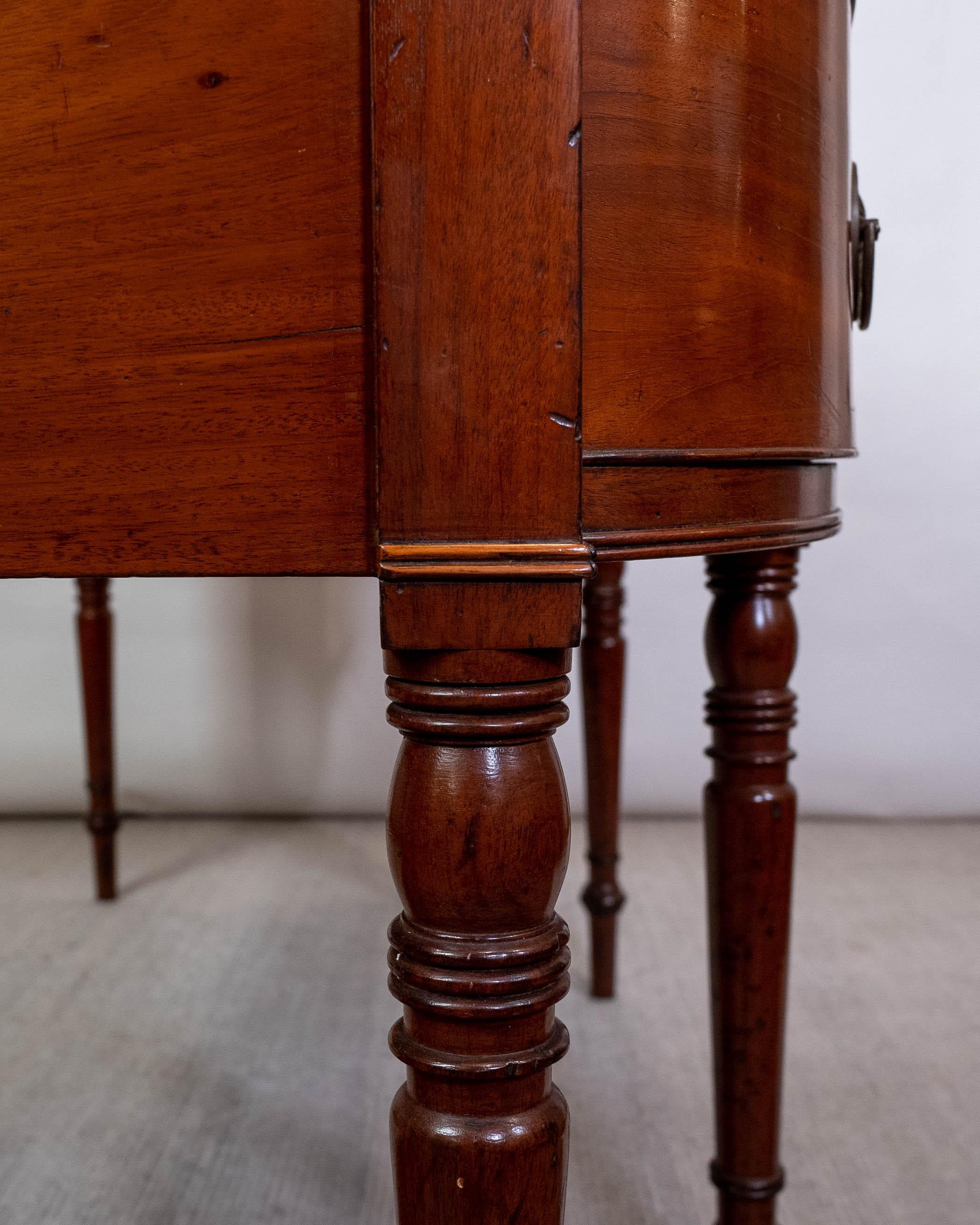 Englisches Sideboard aus Mahagoni mit Bogenfront im Hepplewhite-Stil aus dem 18. Jahrhundert im Angebot 10