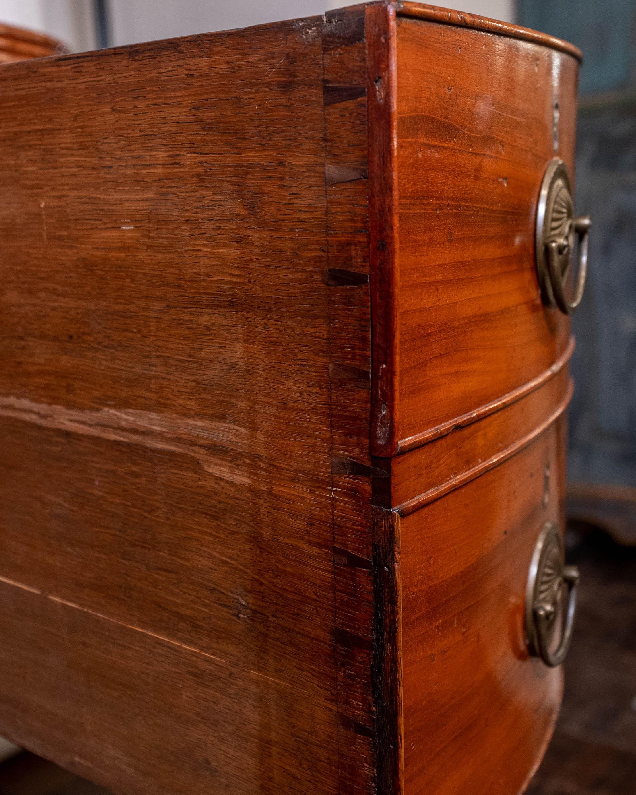 Elegant 18th Century Bow Front English Mahogany Hepplewhite Style Sideboard For Sale 12