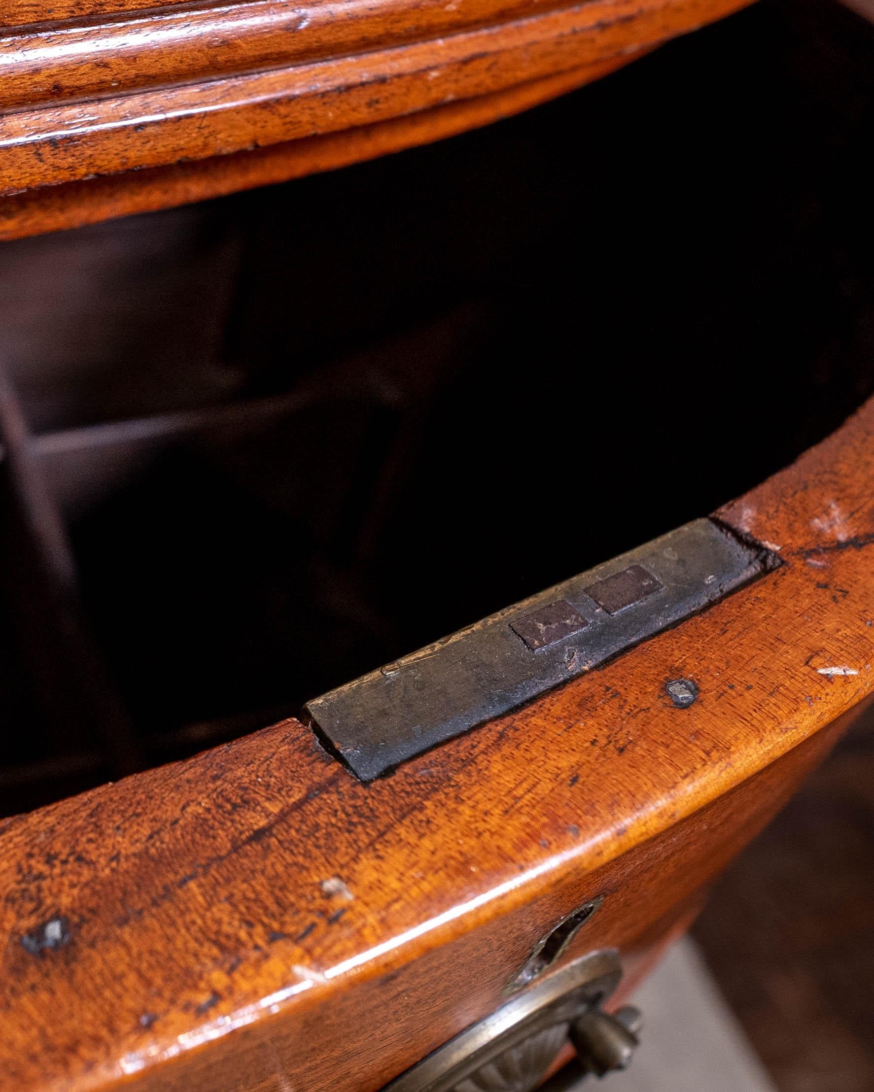 Elegant 18th Century Bow Front English Mahogany Hepplewhite Style Sideboard For Sale 15