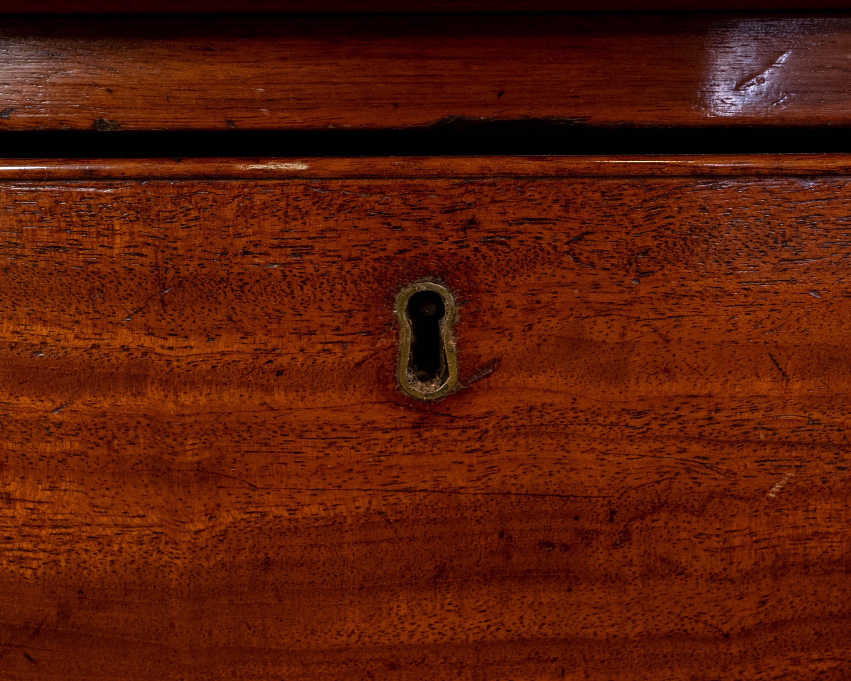 Elegant 18th Century Bow Front English Mahogany Hepplewhite Style Sideboard For Sale 2