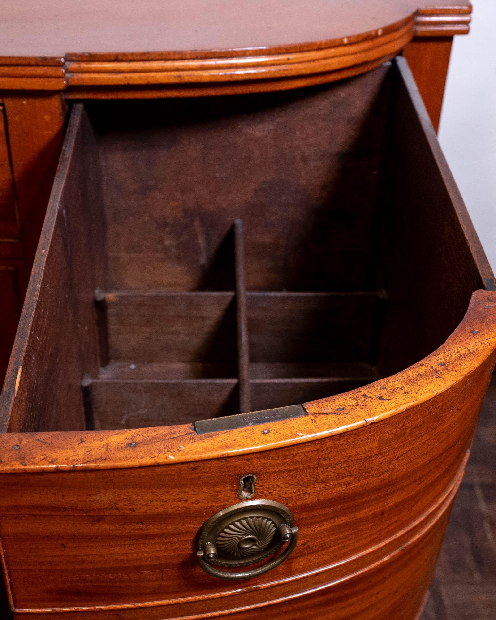 Elegant 18th Century Bow Front English Mahogany Hepplewhite Style Sideboard For Sale 4