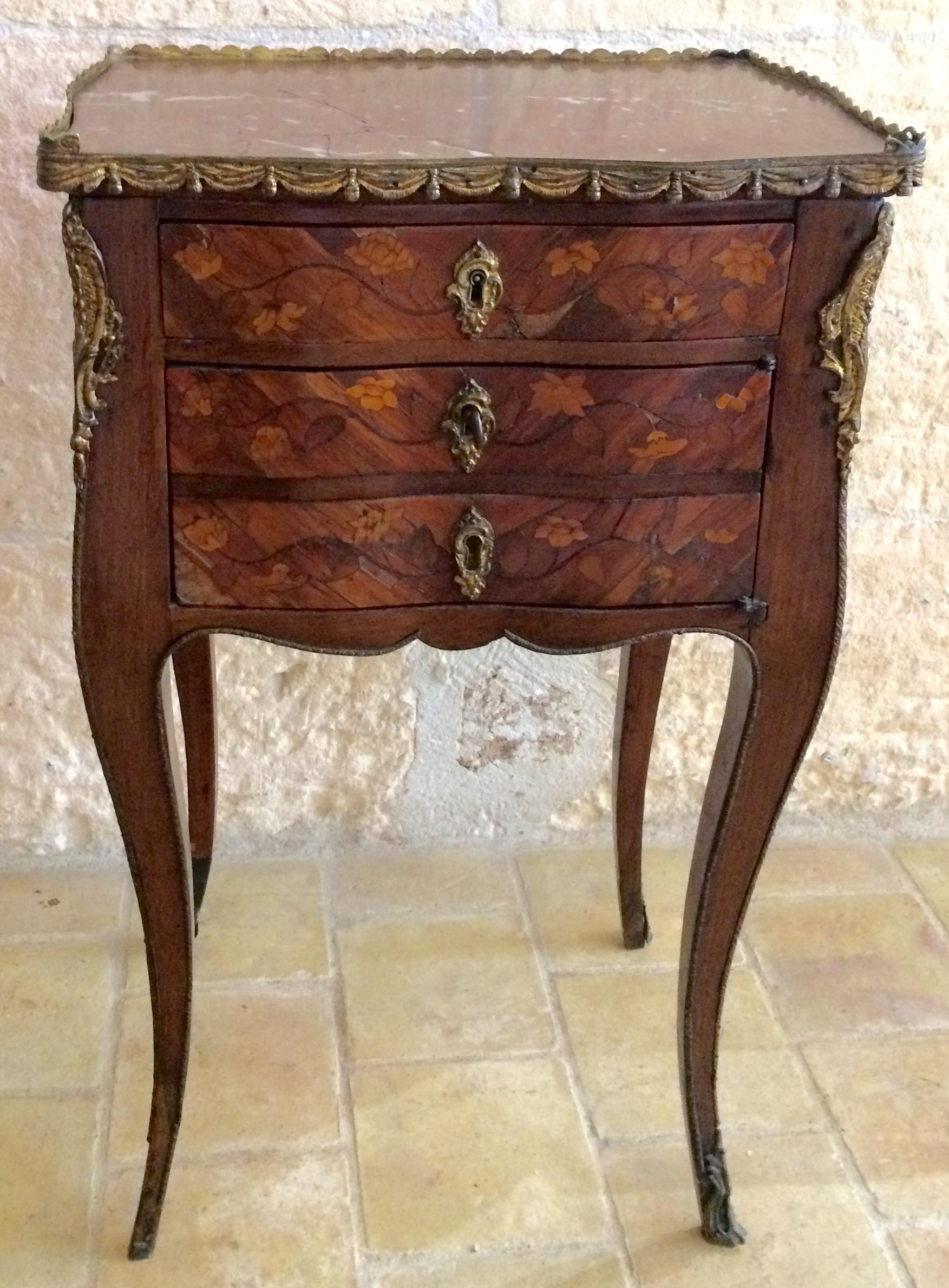 Élégante table d'appoint française du 18ème siècle en marqueterie Louis XV Bon état à Miami, FL