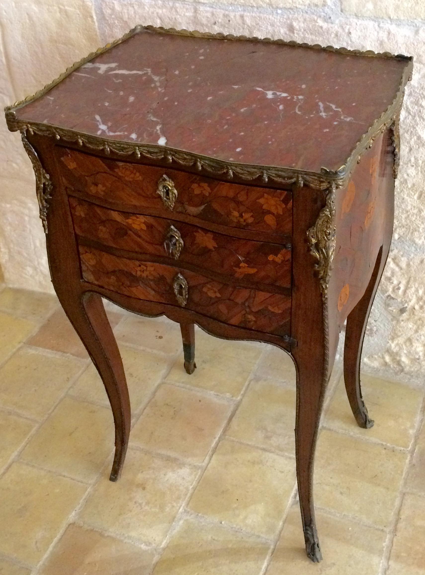 Bronze Élégante table d'appoint française du 18ème siècle en marqueterie Louis XV