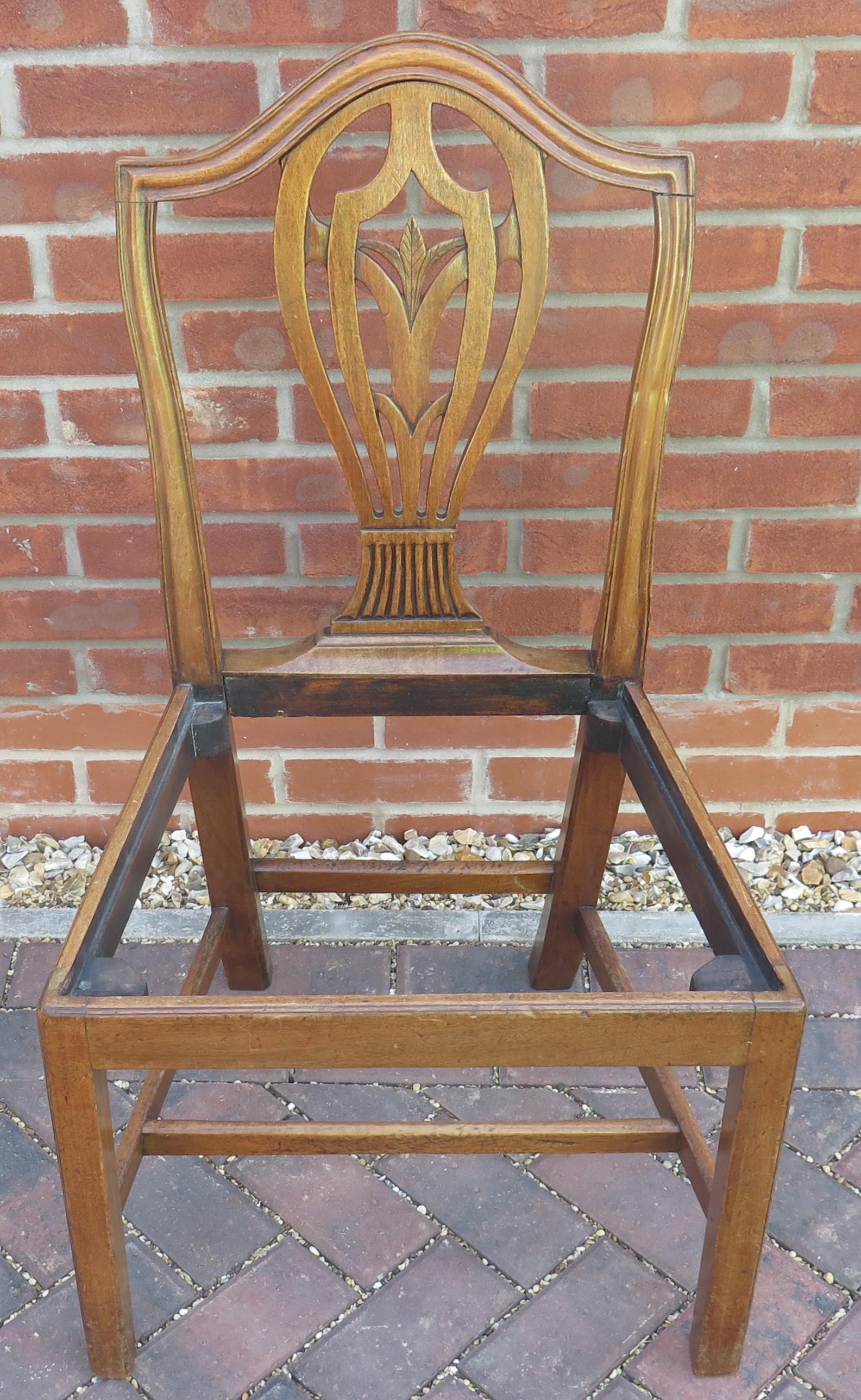  18th Century Hepplewhite Period Side Chair in Walnut, English circa 1785 For Sale 1