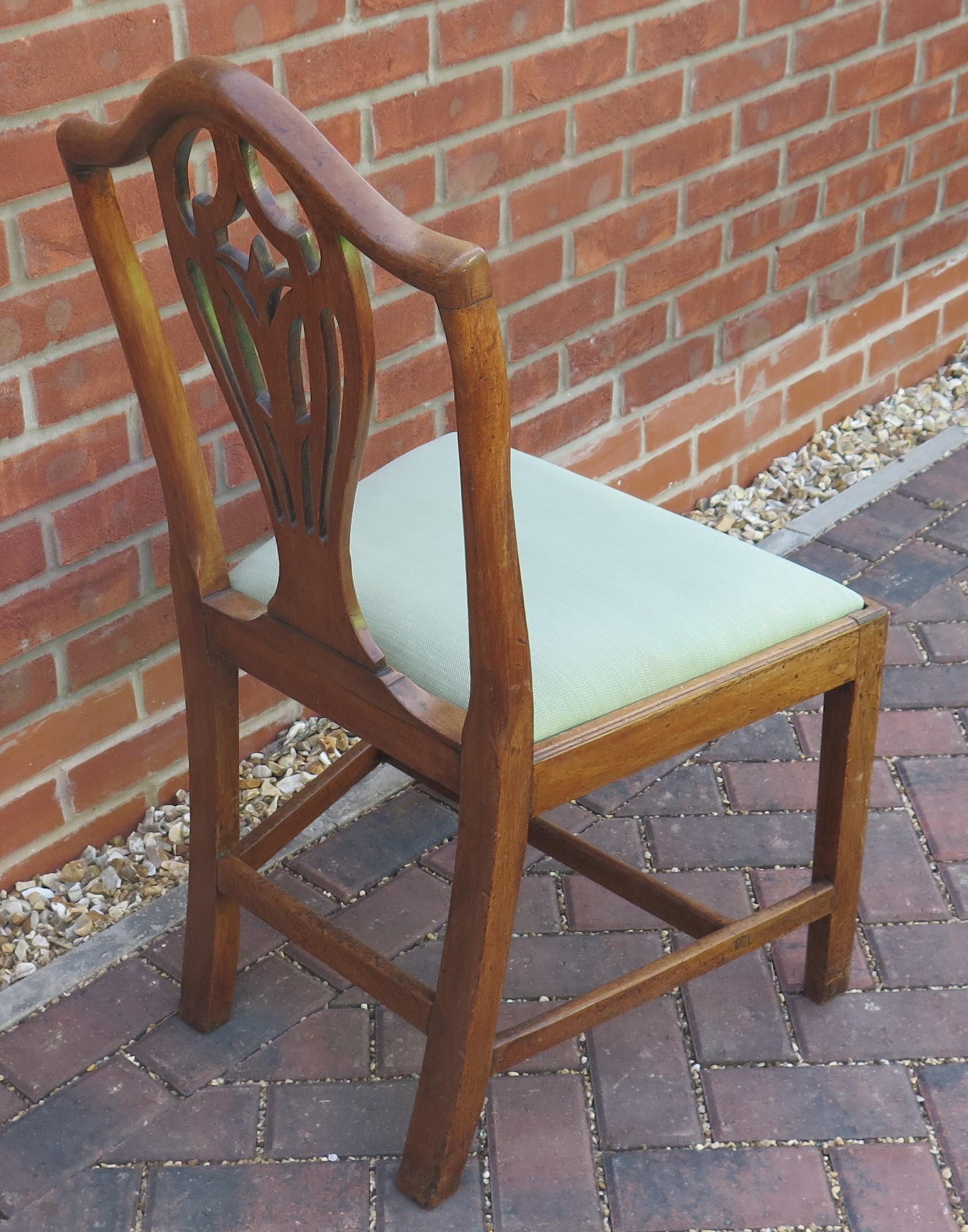  18th Century Hepplewhite Period Side Chair in Walnut, English circa 1785 In Good Condition For Sale In Lincoln, Lincolnshire