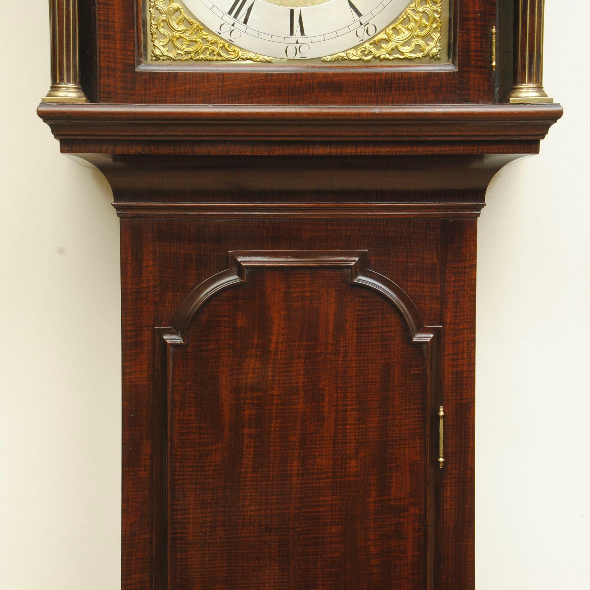 Intagliato Eleganza dell'orologio a cassa lunga di LONDRA del XVIII secolo in vendita