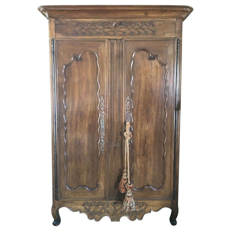 Elegant 19th Century Louis XV French Carved Walnut Armoire For Sale at