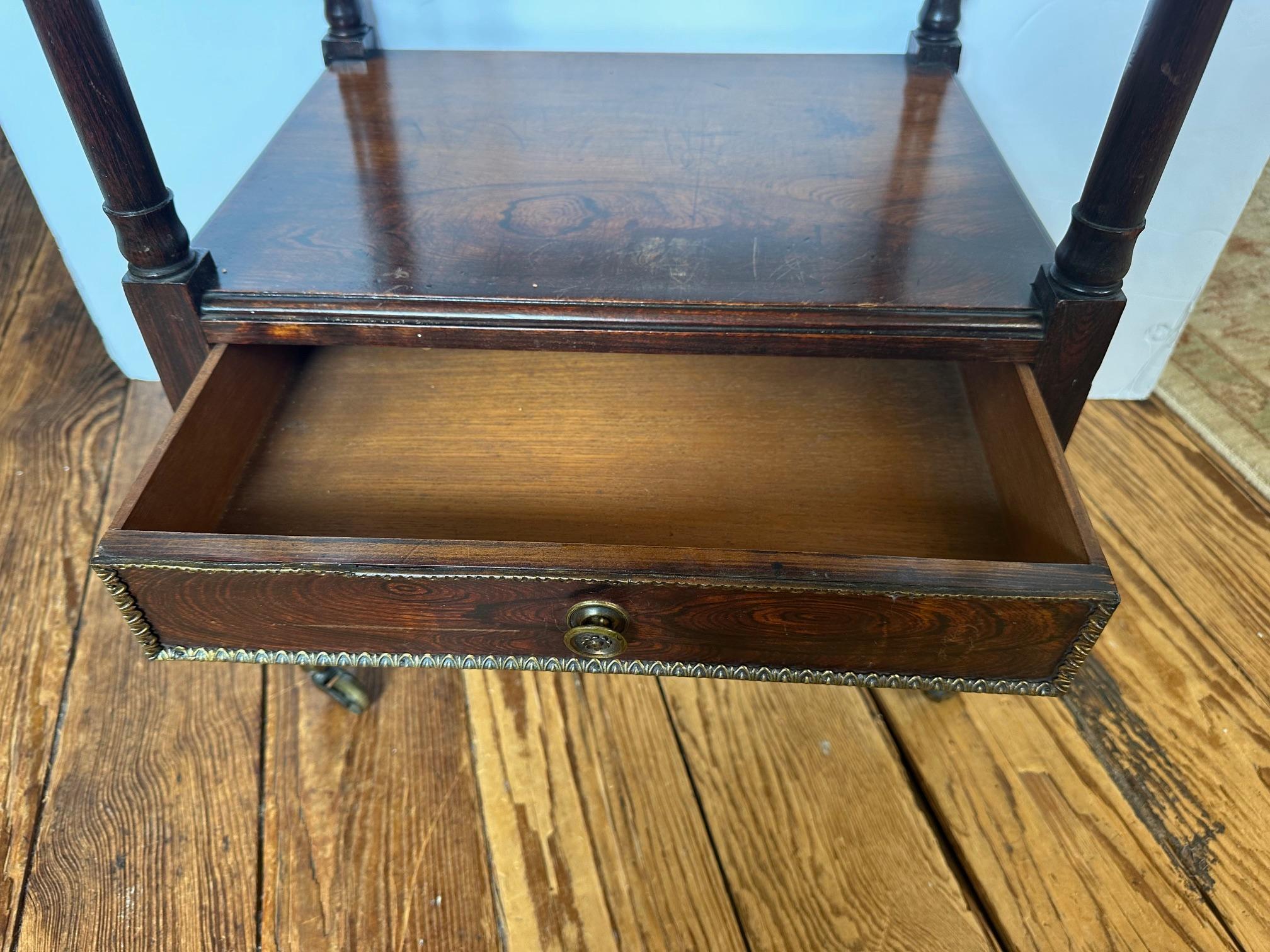 Elegante Etapa Inglesa de Caoba Estilo Regencia del Siglo XVIII Latón en venta