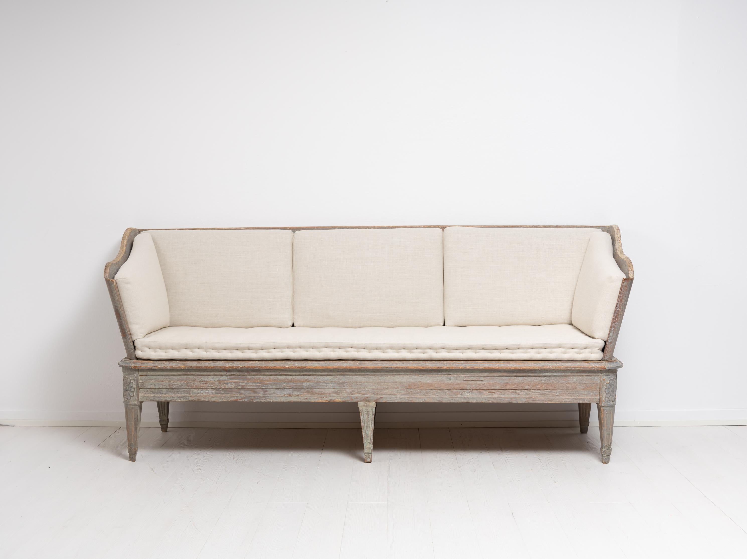 Elegant 18th century gustavian sofa from Sweden. The sofa is from the late 1700s and made in painted pine. The Swedish name for this model sofa is “trågsoffa” and this particular one is dry scraped by hand down to the original paint. The sofa is