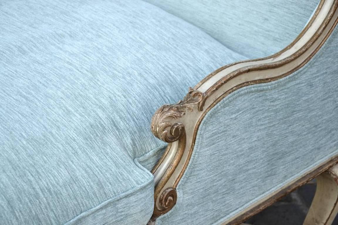 Painted Elegant 18th Century Tuscan Rococo Daybed, Newly Upholstered For Sale