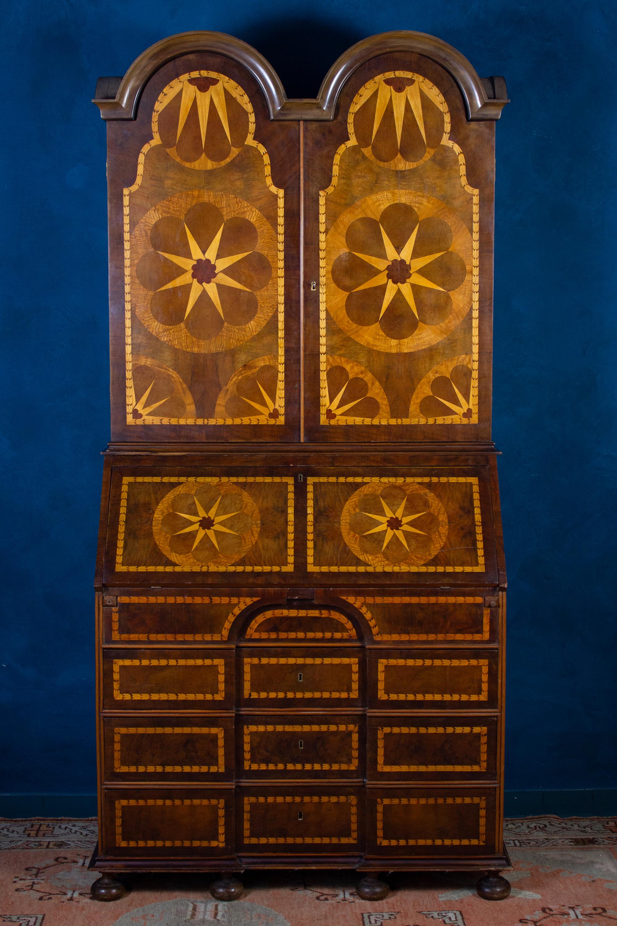 Elegant 19th Century Trumeau Cup Board or Cabinet In Good Condition For Sale In Rome, IT