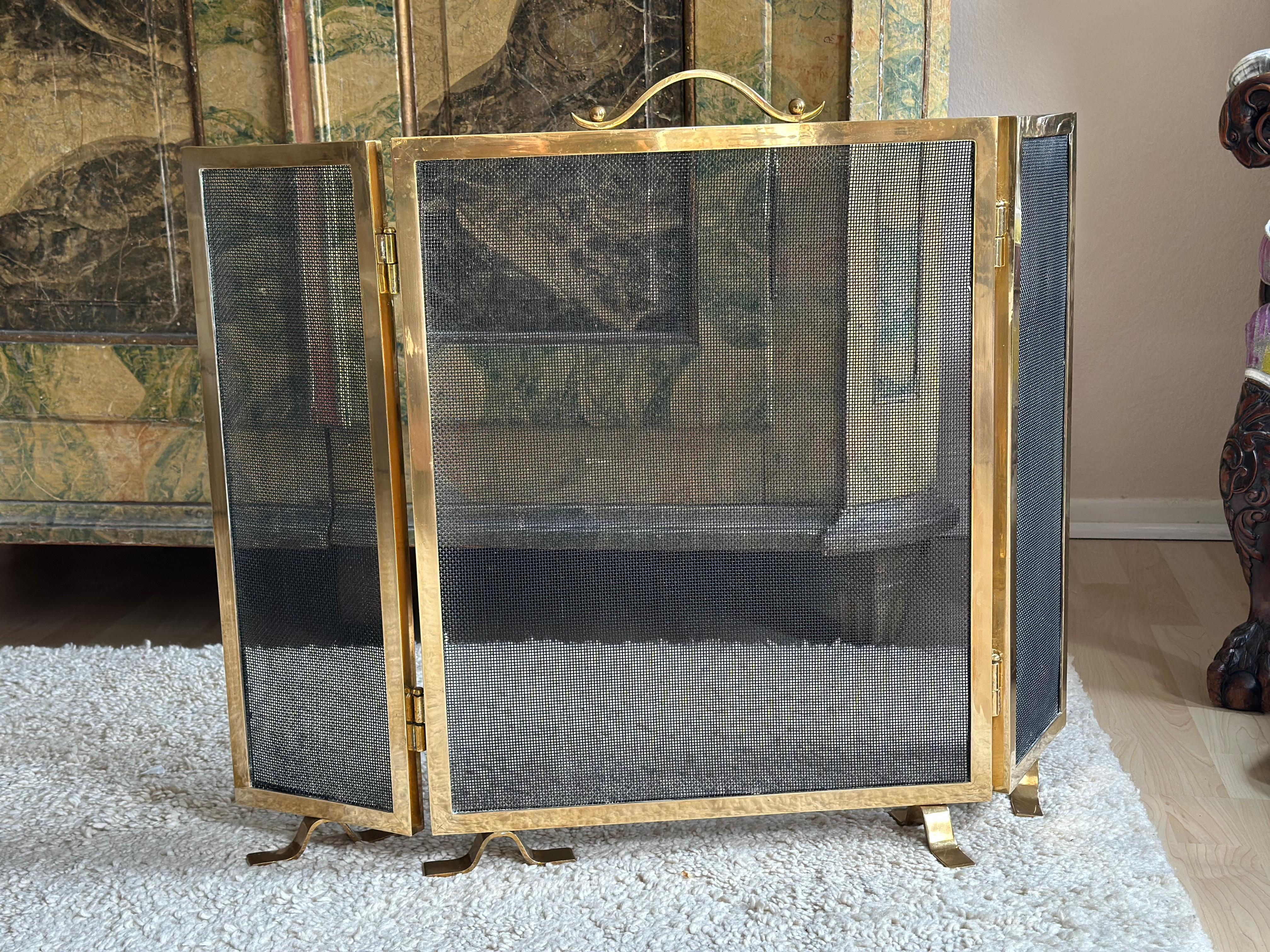 This striking three-panel fireplace screen is crafted from solid brass and dates back to the 1920s or 1930s. Its clear, reduced design is characteristic of the Art Deco era, combining both elegance and function in a timeless way. The minimalist