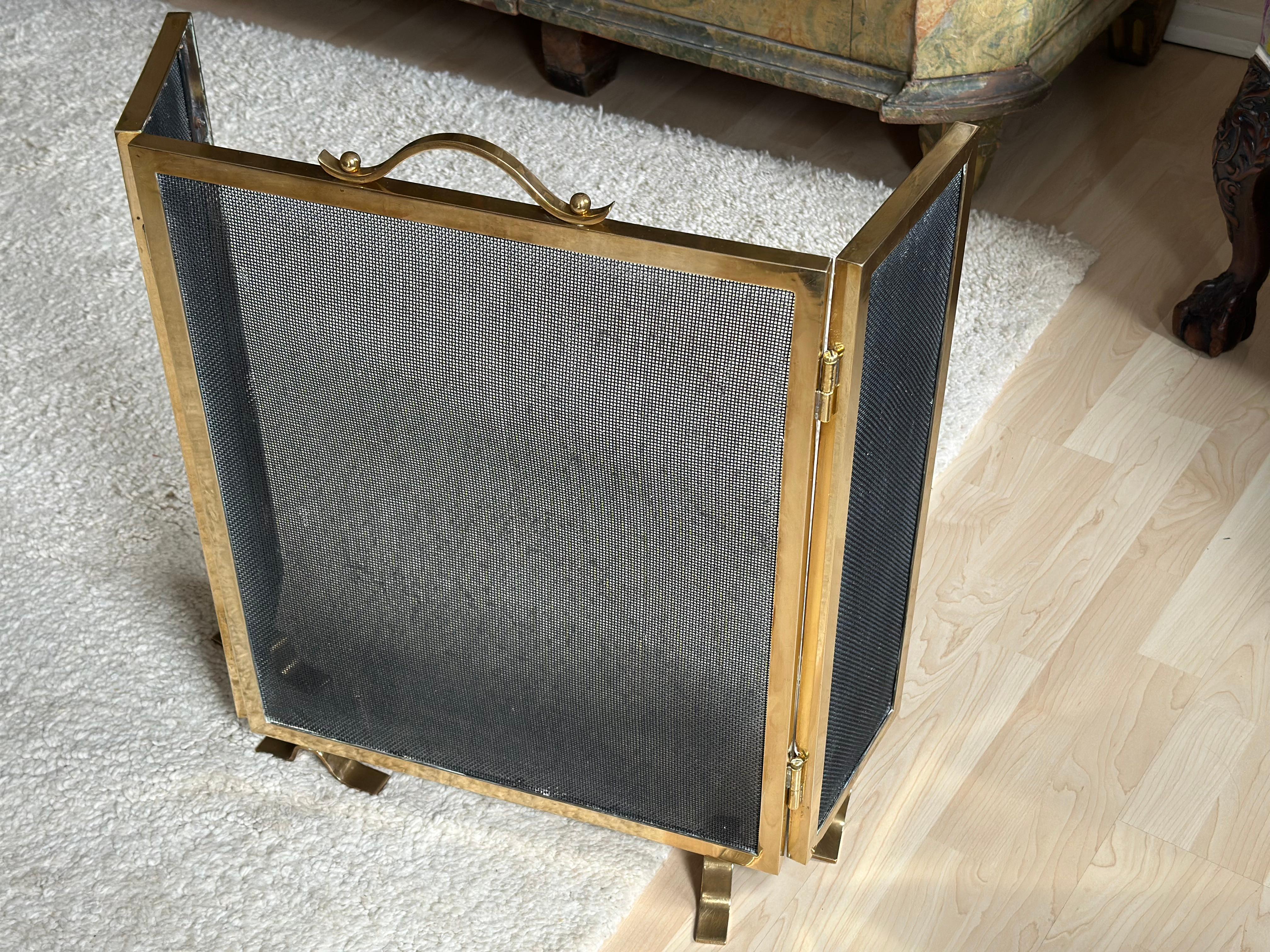 Early 20th Century Elegant 1920s Art Deco Brass Fireplace Screen For Sale