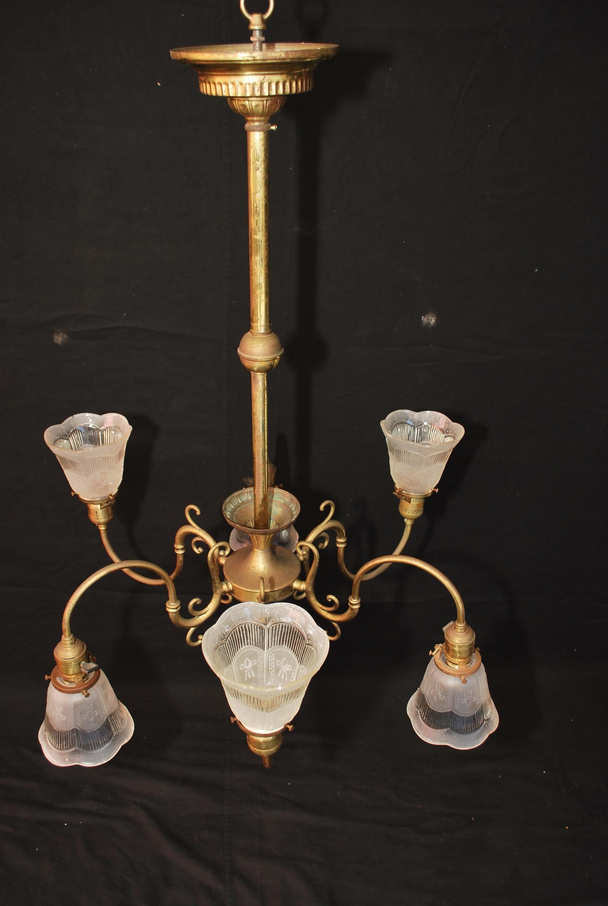Elegant lustre en laiton des années 1920, la hauteur peut être réduite, nous pourrions couper la tige centrale et la rendre plus courte.