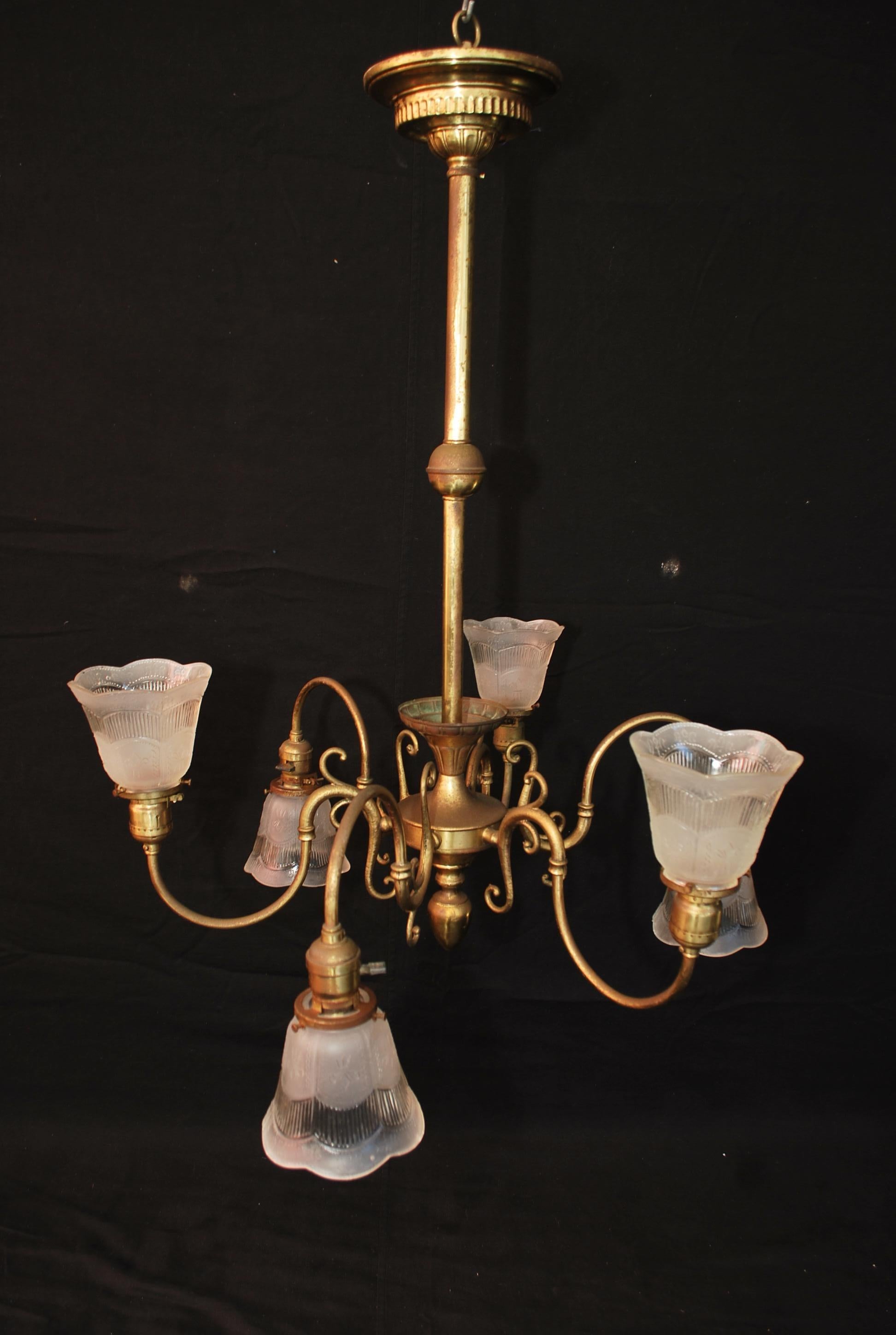 Américain Elegance d'un lustre en laiton des années 1920 en vente