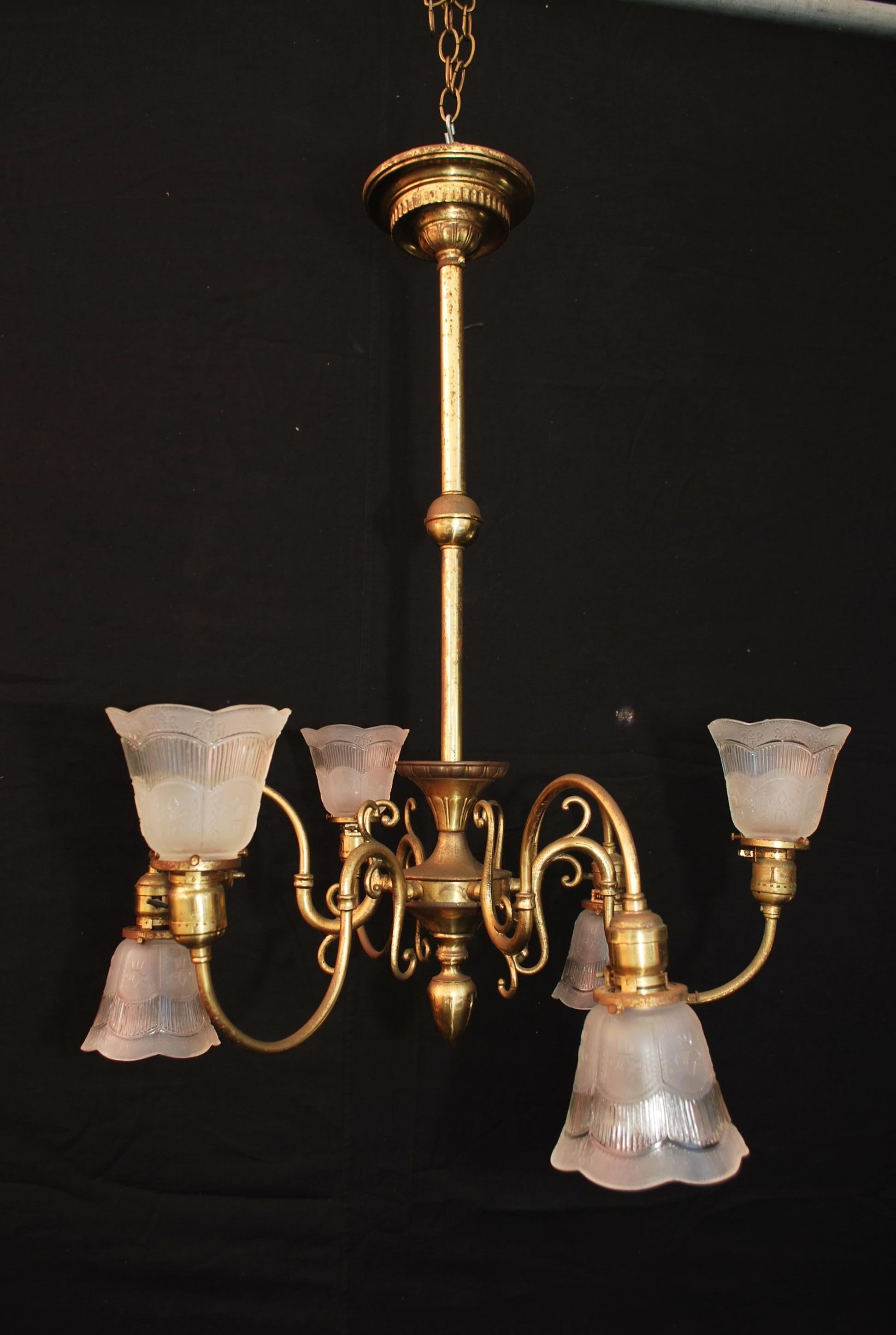 Elegance d'un lustre en laiton des années 1920 Bon état - En vente à Los Angeles, CA