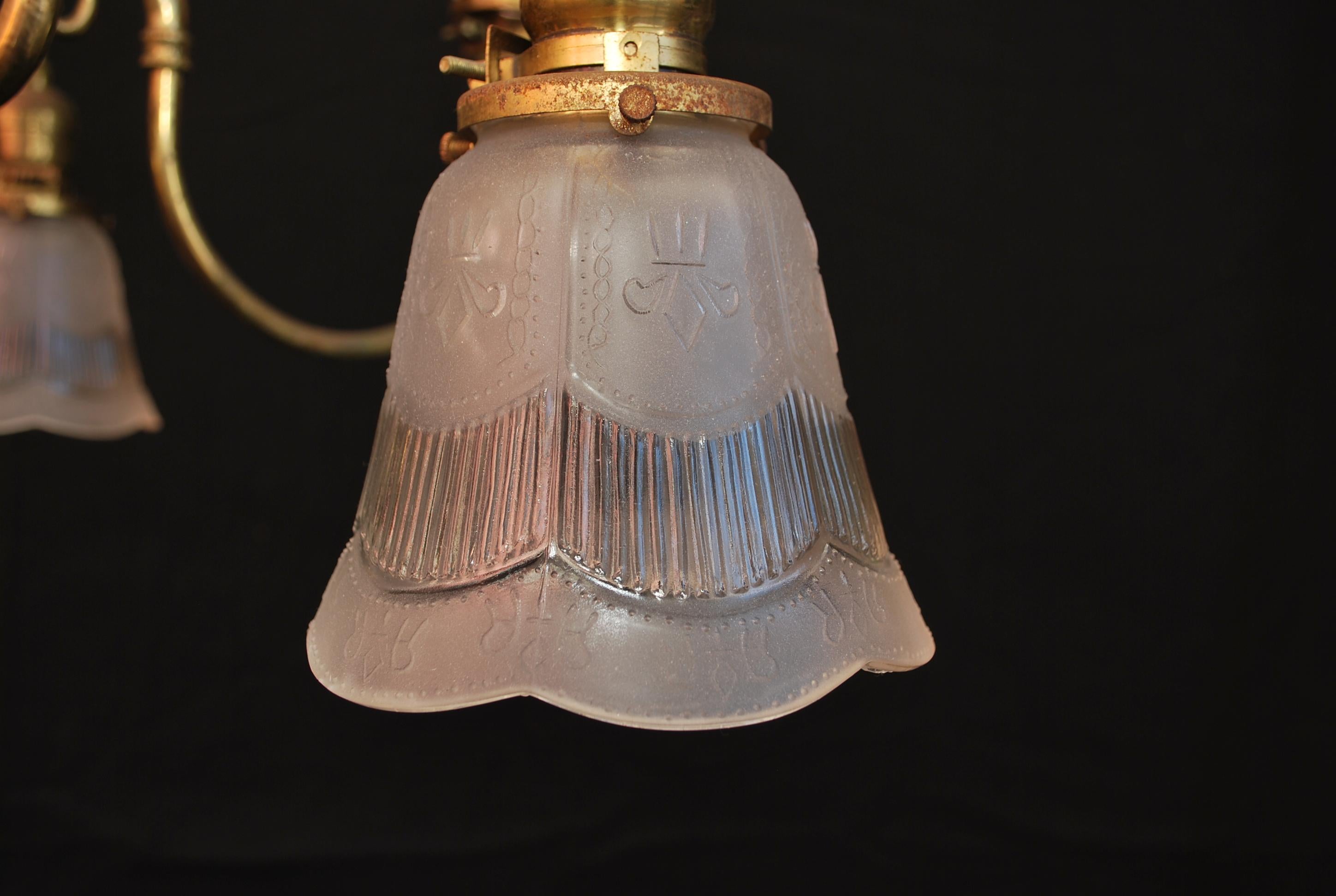 Laiton Elegance d'un lustre en laiton des années 1920 en vente