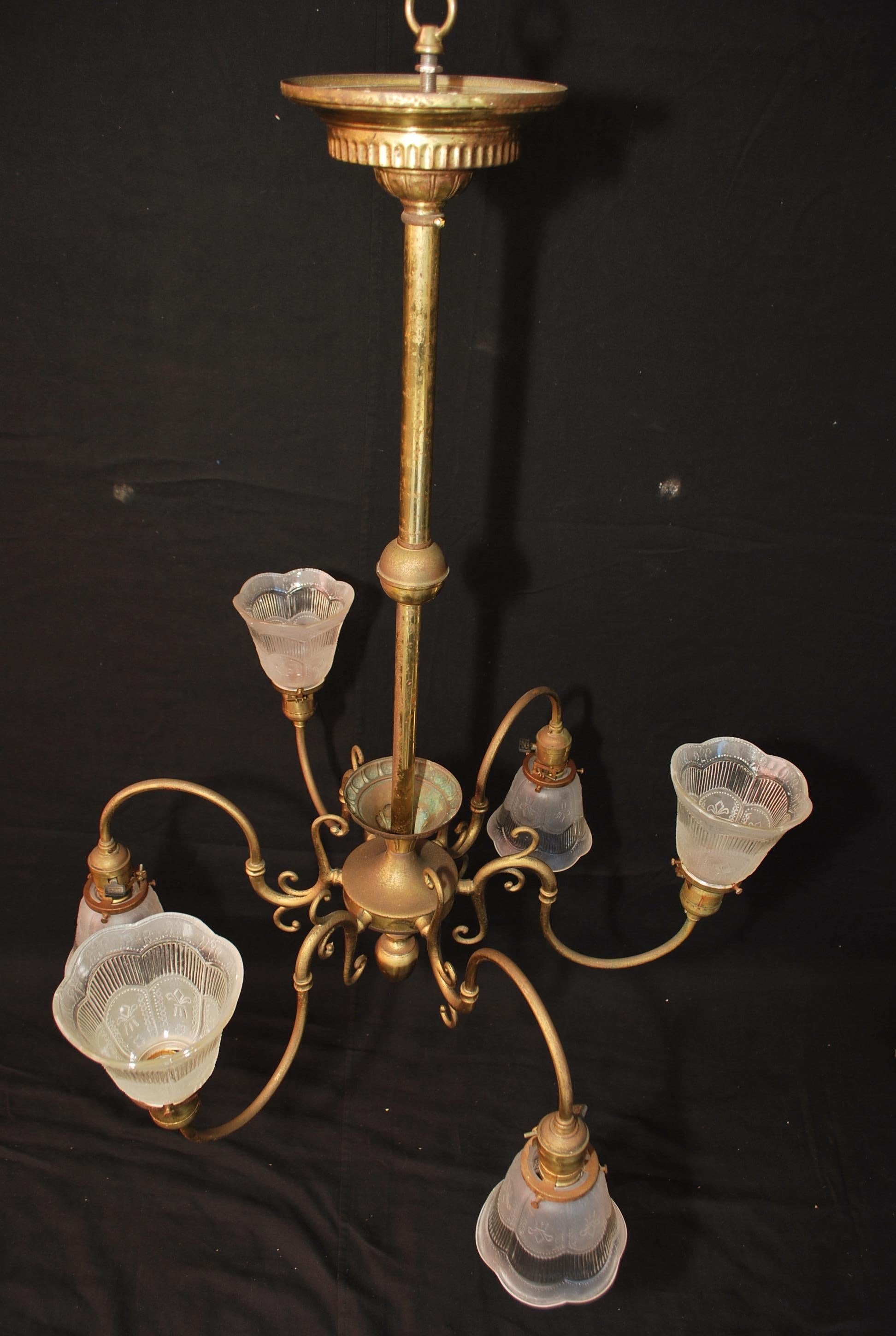 Elegance d'un lustre en laiton des années 1920 en vente 1