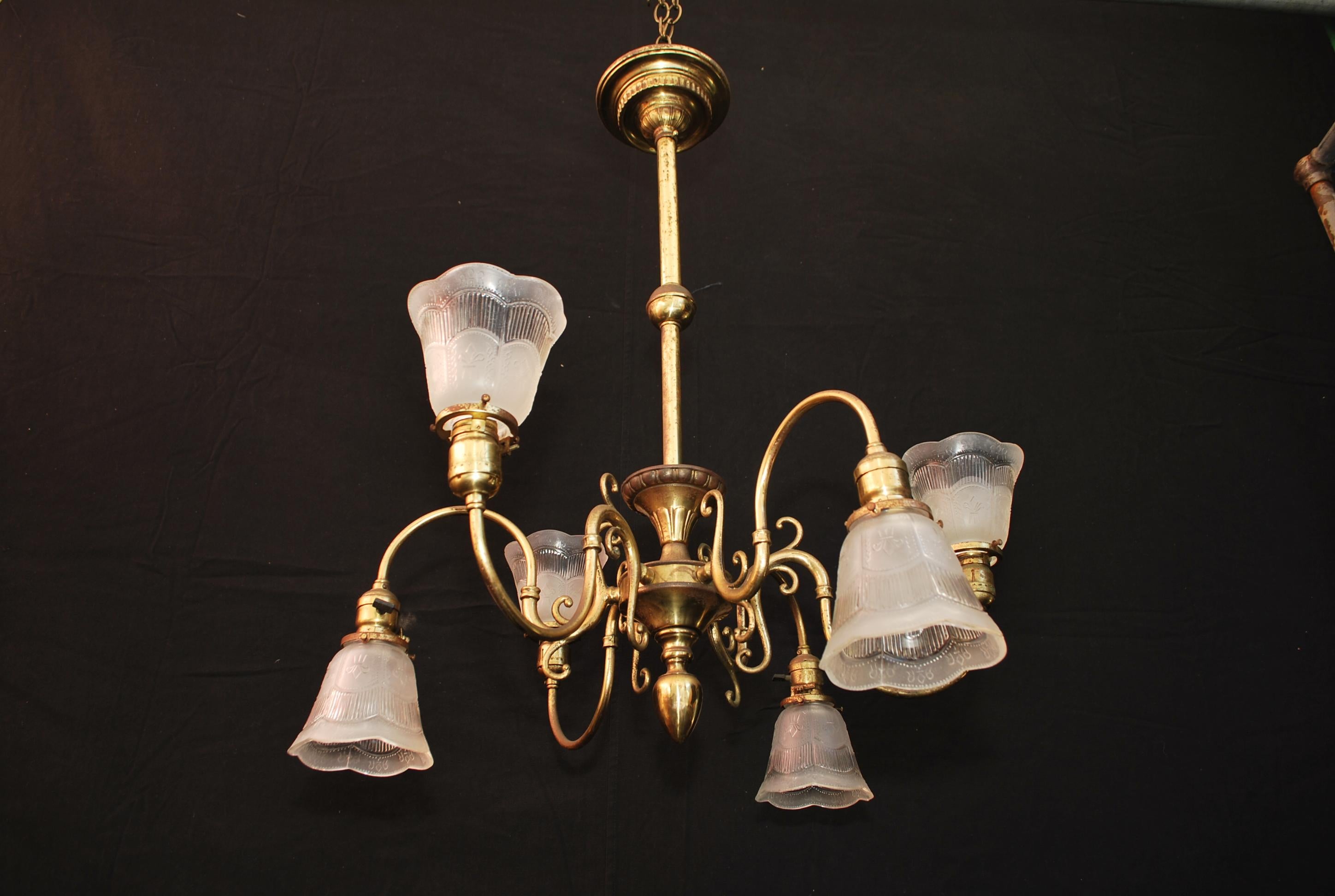 Elegance d'un lustre en laiton des années 1920 en vente 2