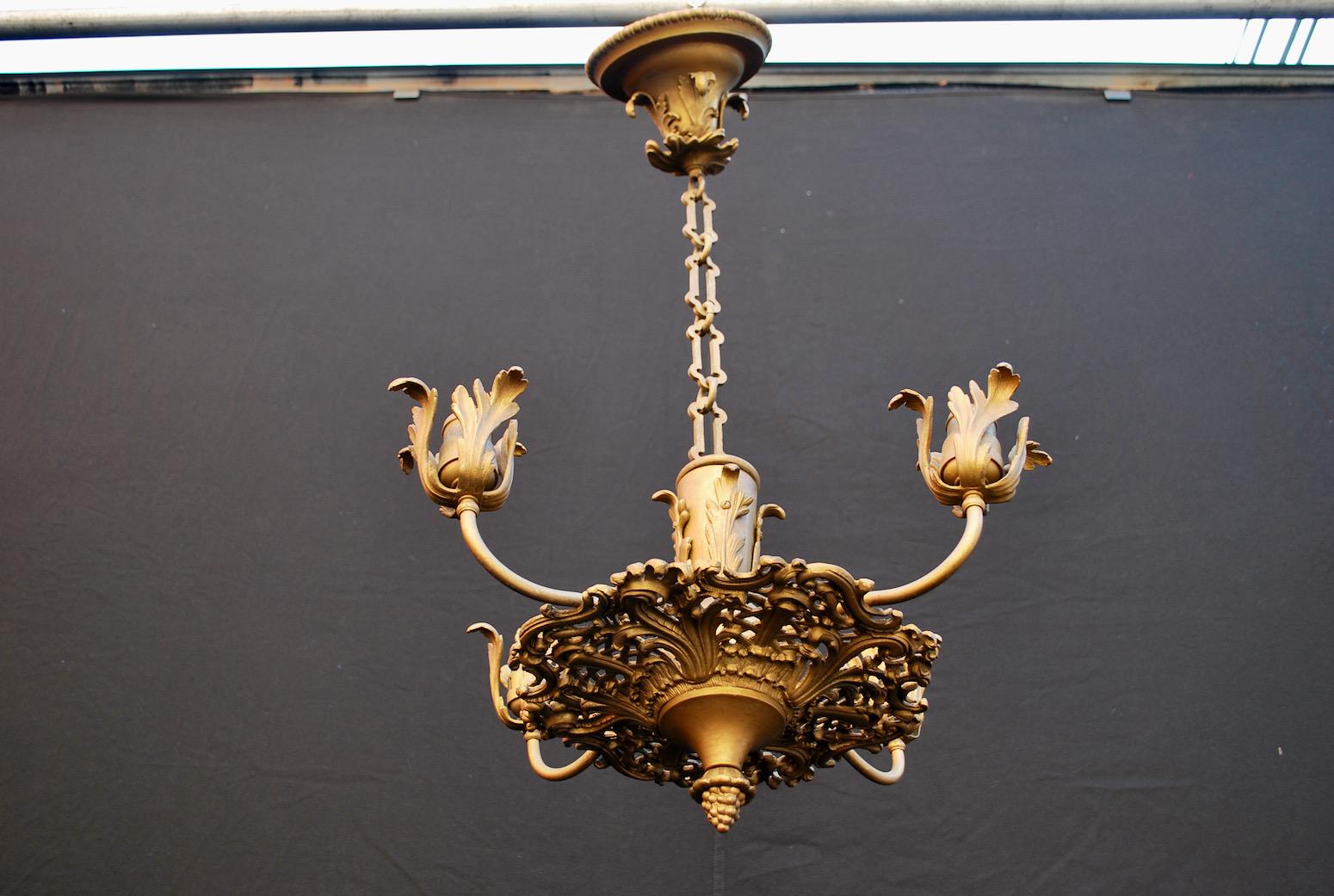 A beautiful 1920s chandelier, I discover that the lights can be up or down, when we rewire the light we can put it the way you desire.
The height can be shorter or higher.