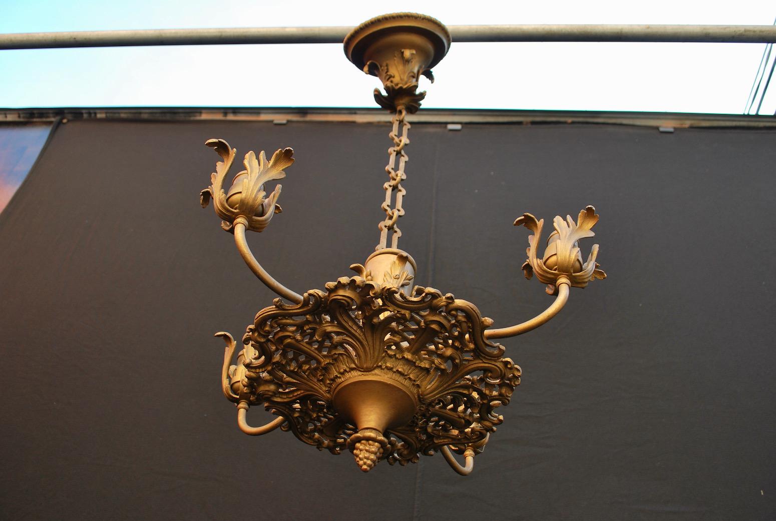 Elegant 1920s Chandelier In Good Condition For Sale In Los Angeles, CA
