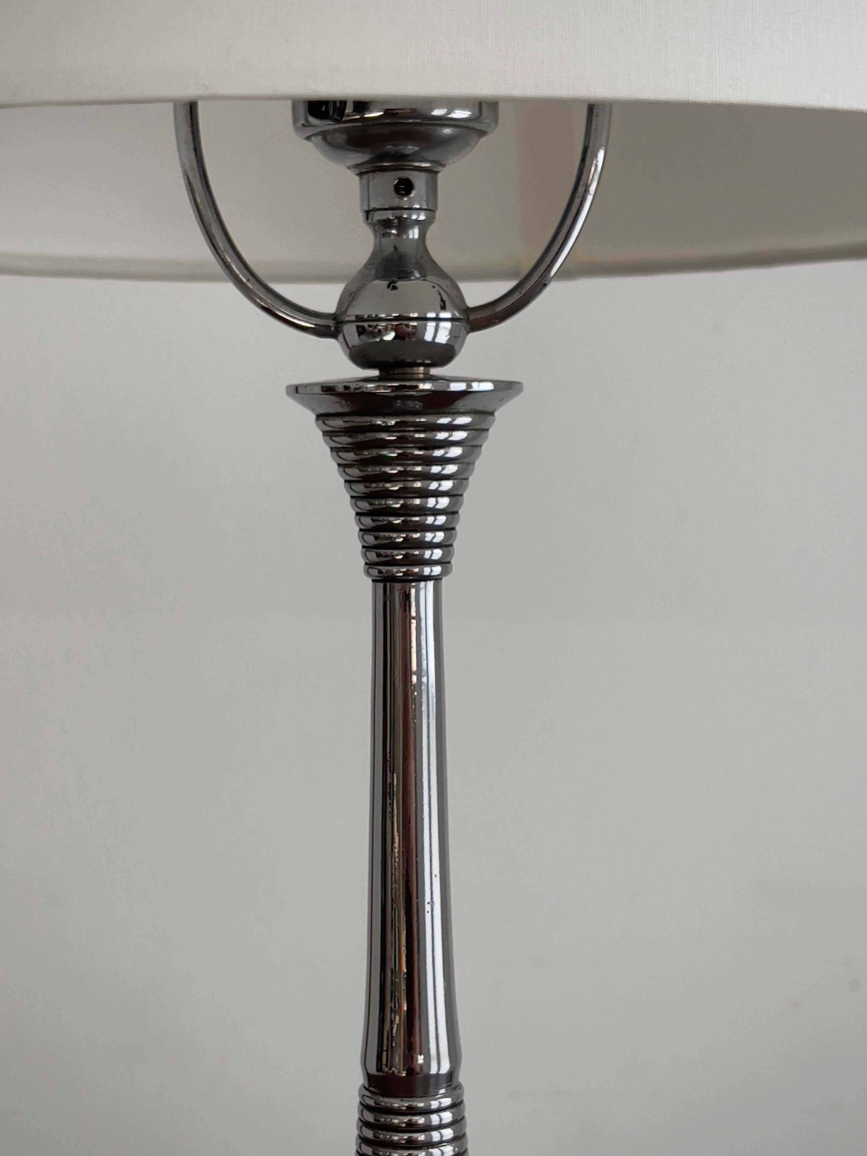 Cast Elegant 1920s danish art deco table lamp in nickel and porcelain socket. For Sale