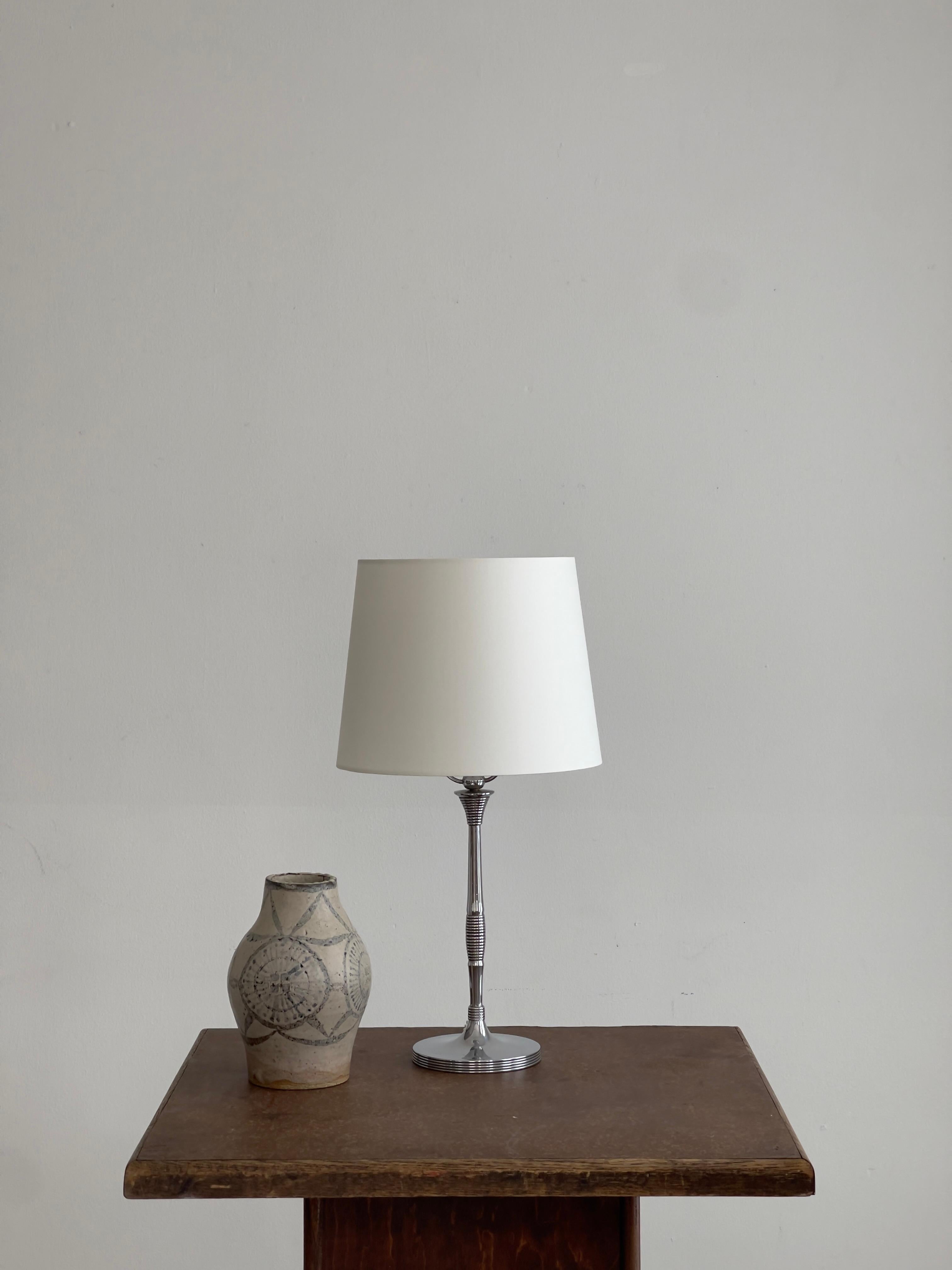 Elegant 1920s danish art deco table lamp in nickel and porcelain socket. In Good Condition For Sale In København K, 84