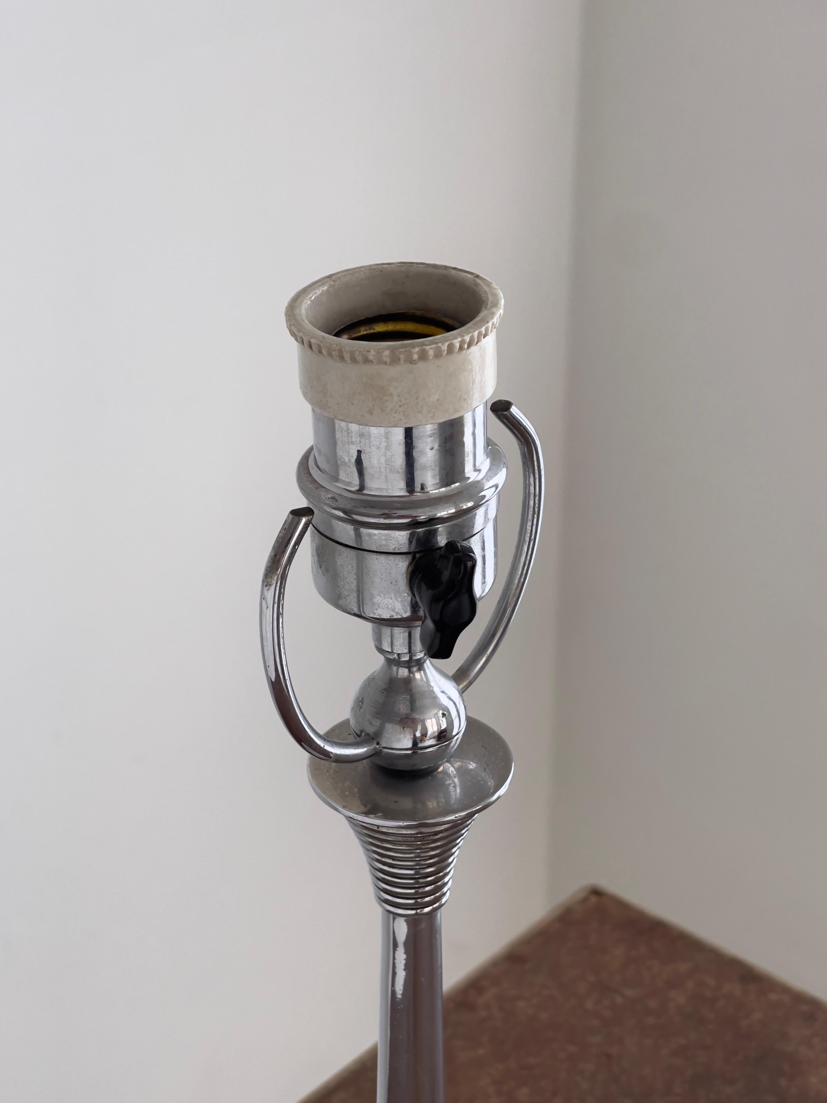 Early 20th Century Elegant 1920s danish art deco table lamp in nickel and porcelain socket. For Sale
