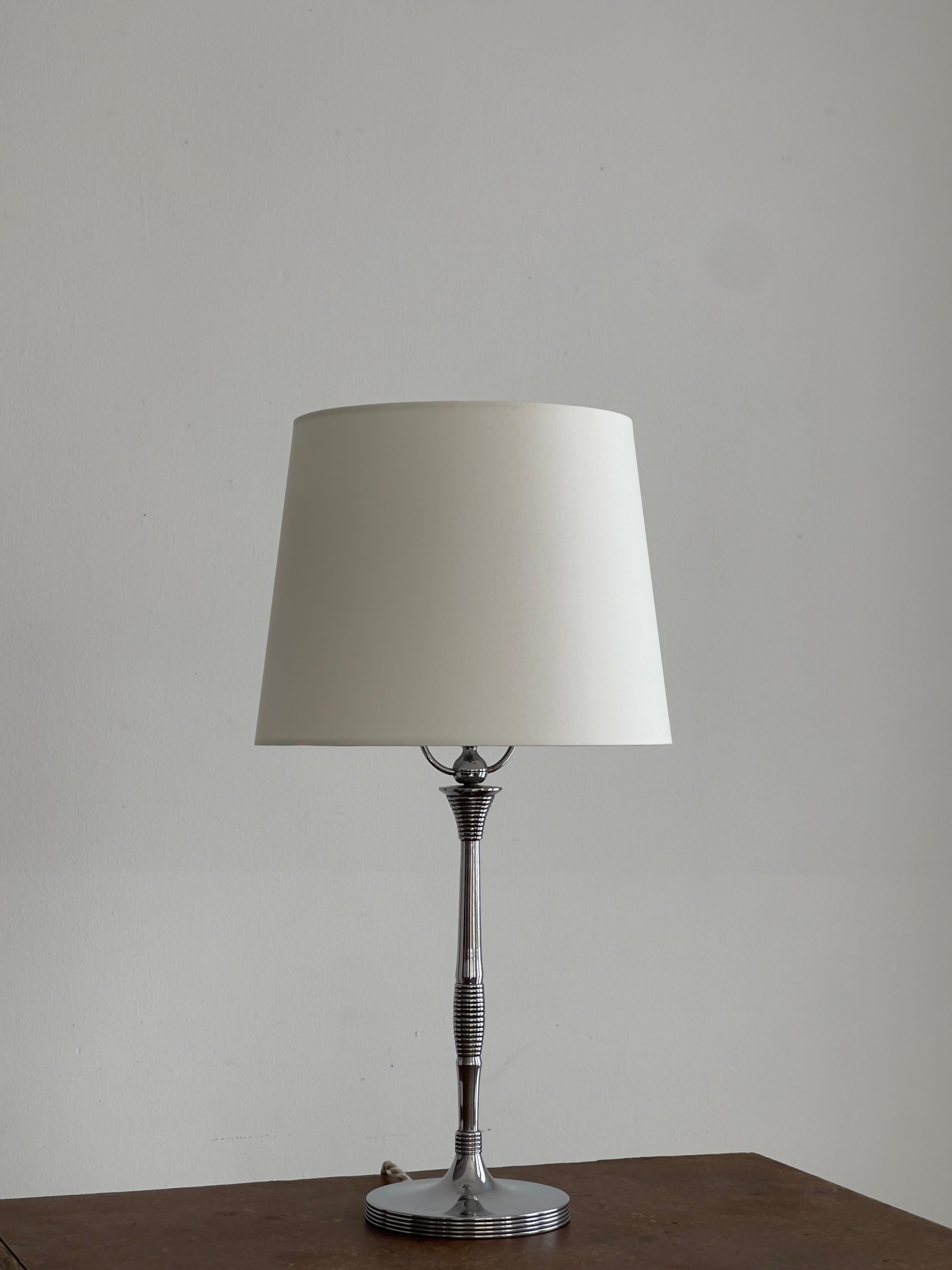 Elegant 1920s danish art deco table lamp in nickel and porcelain socket. For Sale 1