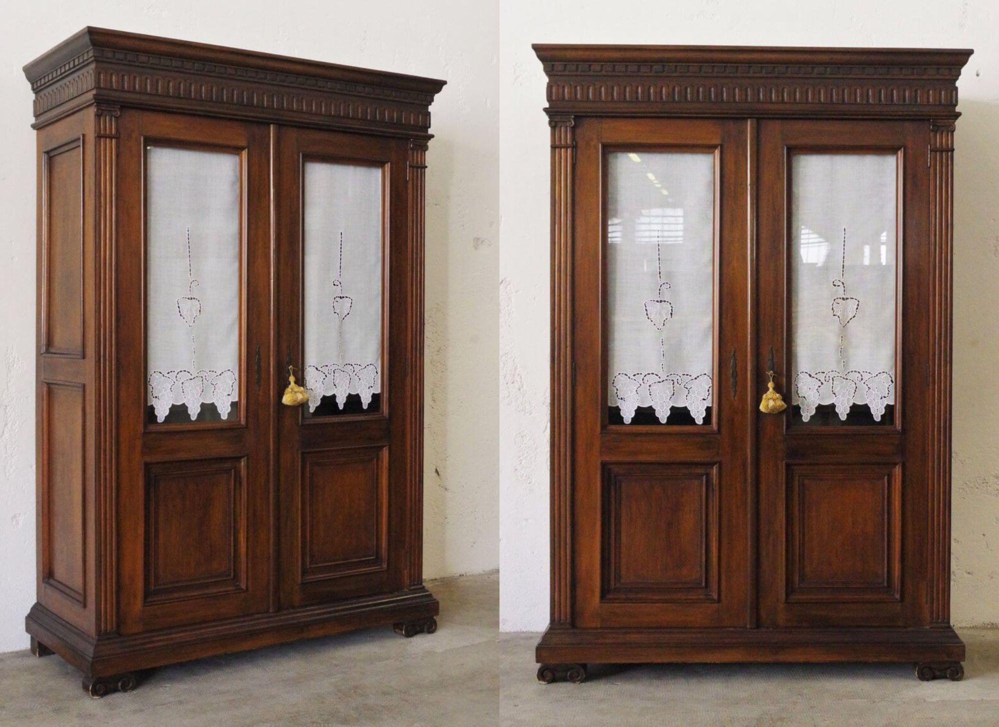 Elegant 1920s Walnut Cabinet with Glass Doors - A Classic Touch of Early 20th Century Design

Add a touch of early 20th-century elegance to your home with this beautiful 1920s walnut cabinet. This piece showcases the refined craftsmanship and