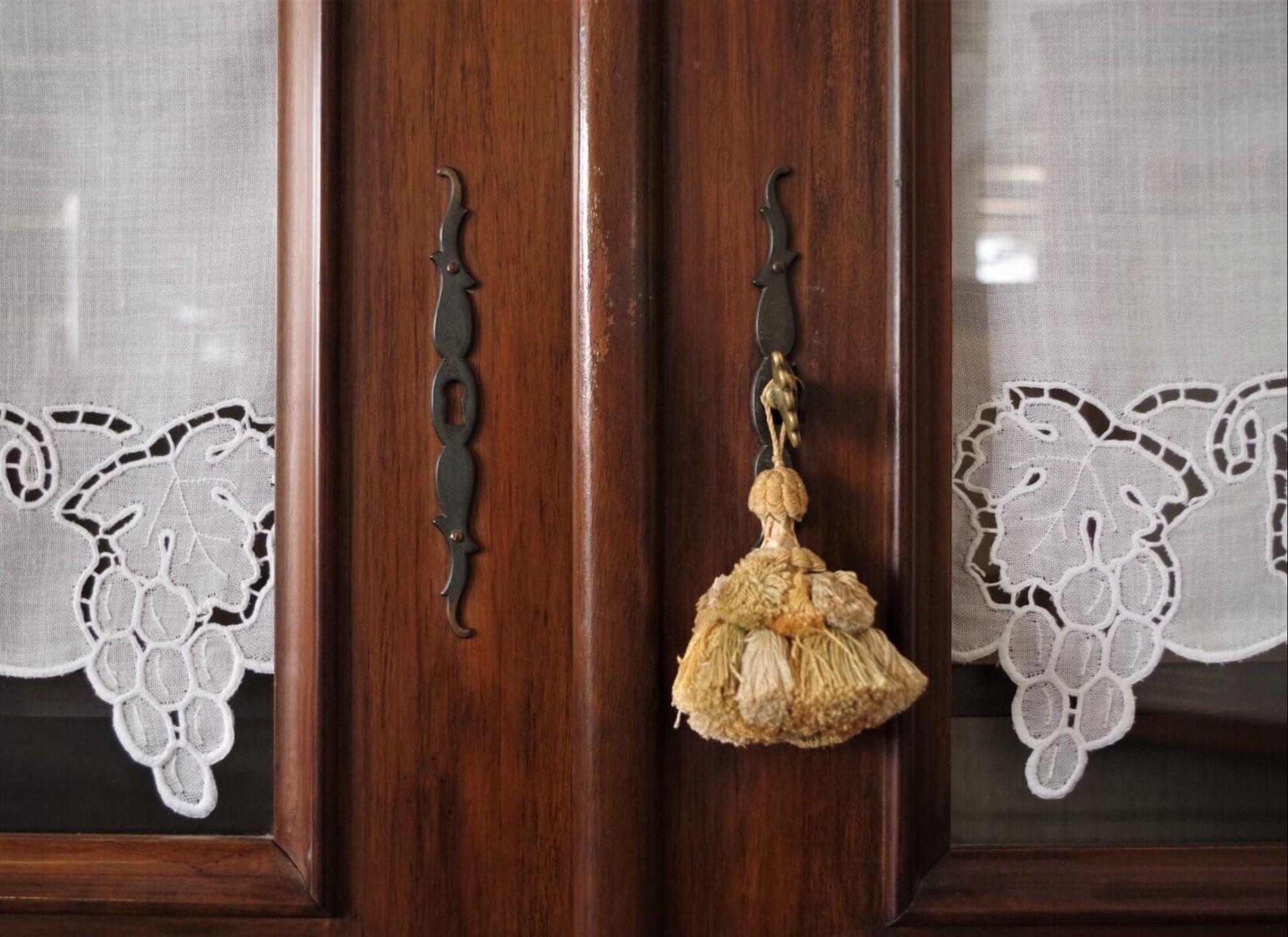 Elegant 1920s Walnut Cabinet with Glass Doors - A Classic Touch of Early 20th Ce In Good Condition In Manzano, IT
