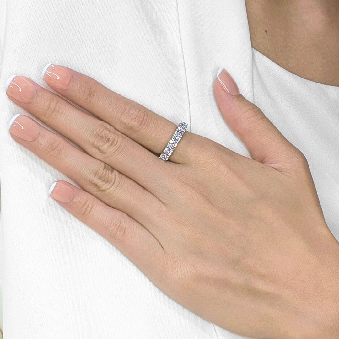 Adorna la tua mano con la brillantezza mozzafiato di questo magnifico anello, meticolosamente realizzato in radioso oro bianco 18 carati. Questo lussuoso cinturino presenta un'imponente esposizione di sei diamanti tondi brillanti naturali, per un