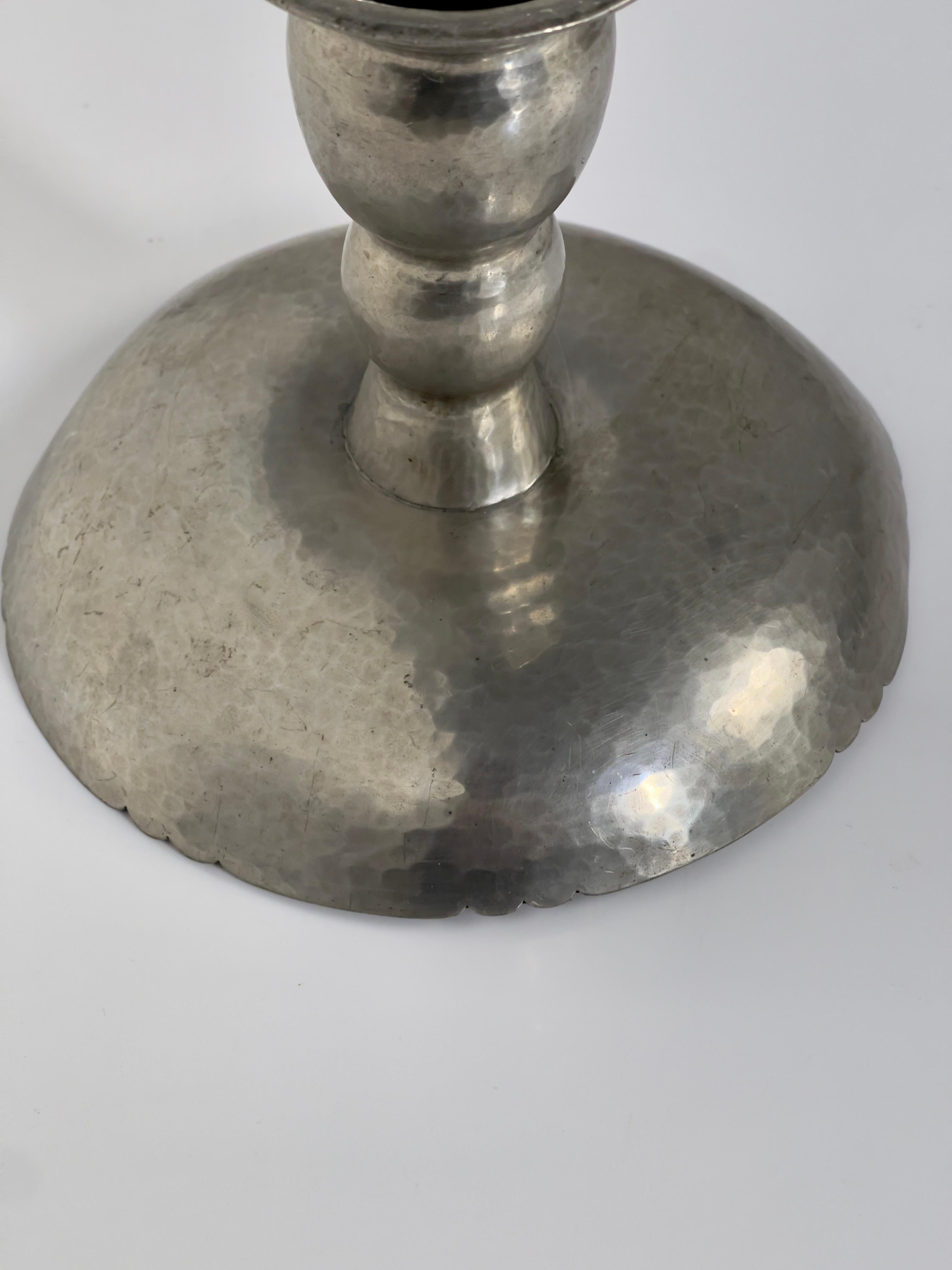 Elegant 1930s decorative compote bowl in hammered metal. Denmark 1930s In Good Condition For Sale In København K, 84