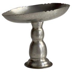Eleganza della ciotola decorativa per composte degli anni '30 in metallo martellato. Danimarca anni '30