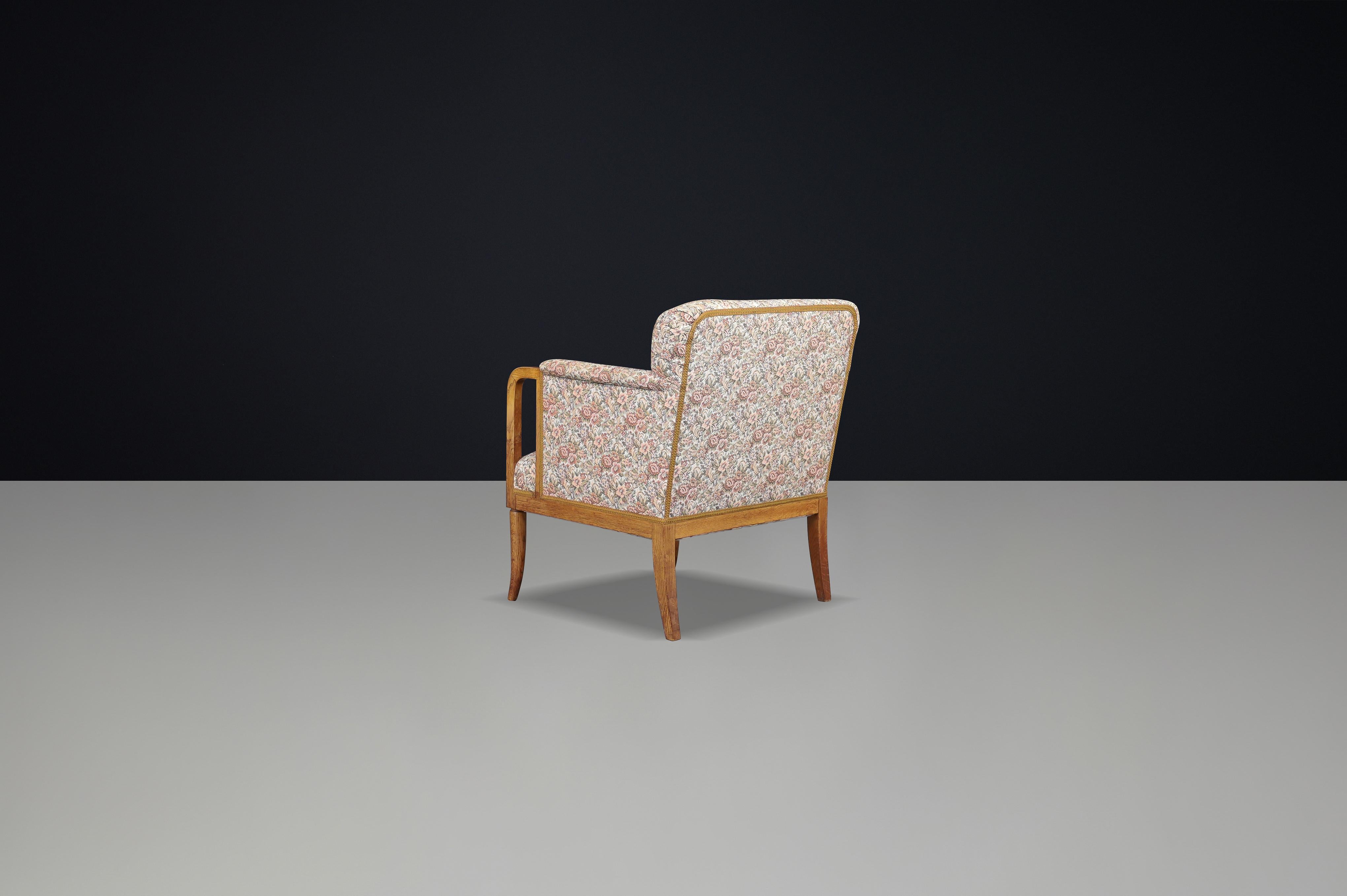 Eleganza della poltrona francese Art Deco degli anni '30 in Oak con tappezzeria floreale originale. In condizioni buone in vendita a Almelo, NL