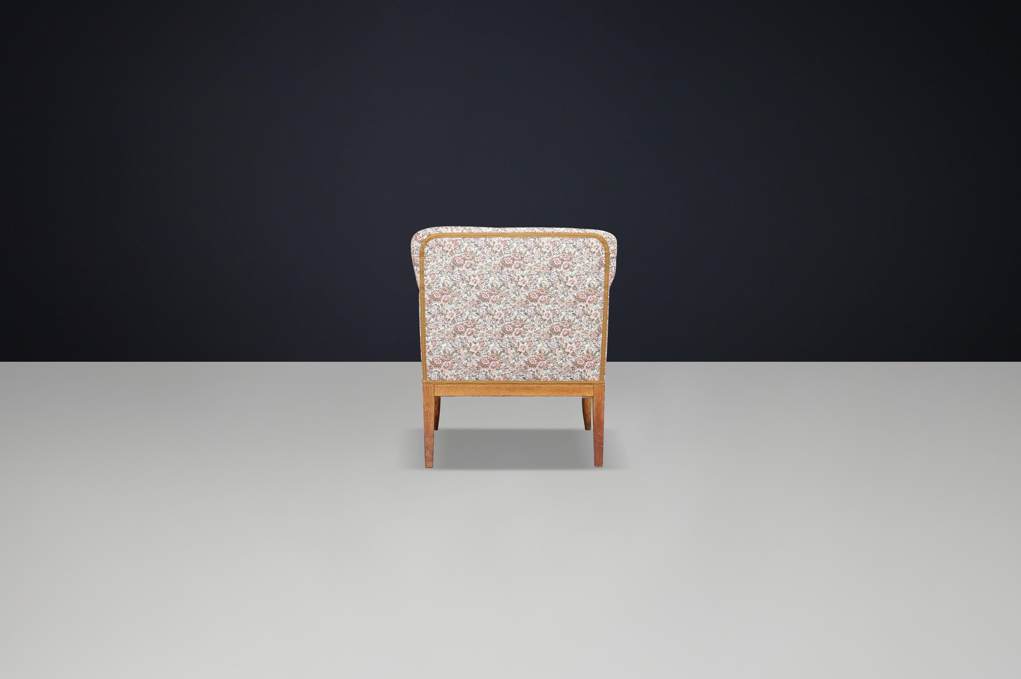 Metà XX secolo Eleganza della poltrona francese Art Deco degli anni '30 in Oak con tappezzeria floreale originale. in vendita