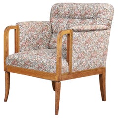 Eleganter französischer Art-Déco-Sessel aus Eiche aus den 1930er Jahren mit originaler Blumenpolsterung.