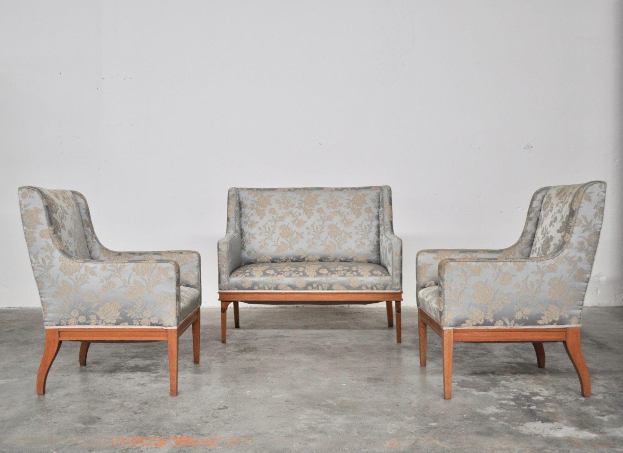 Añada un toque de sofisticación atemporal a su hogar con este impresionante conjunto de sofá y silla de fresno vintage de los años 30.

Fabricado en madera de fresno de alta calidad y tapizado en su original seda, este conjunto desprende elegancia y