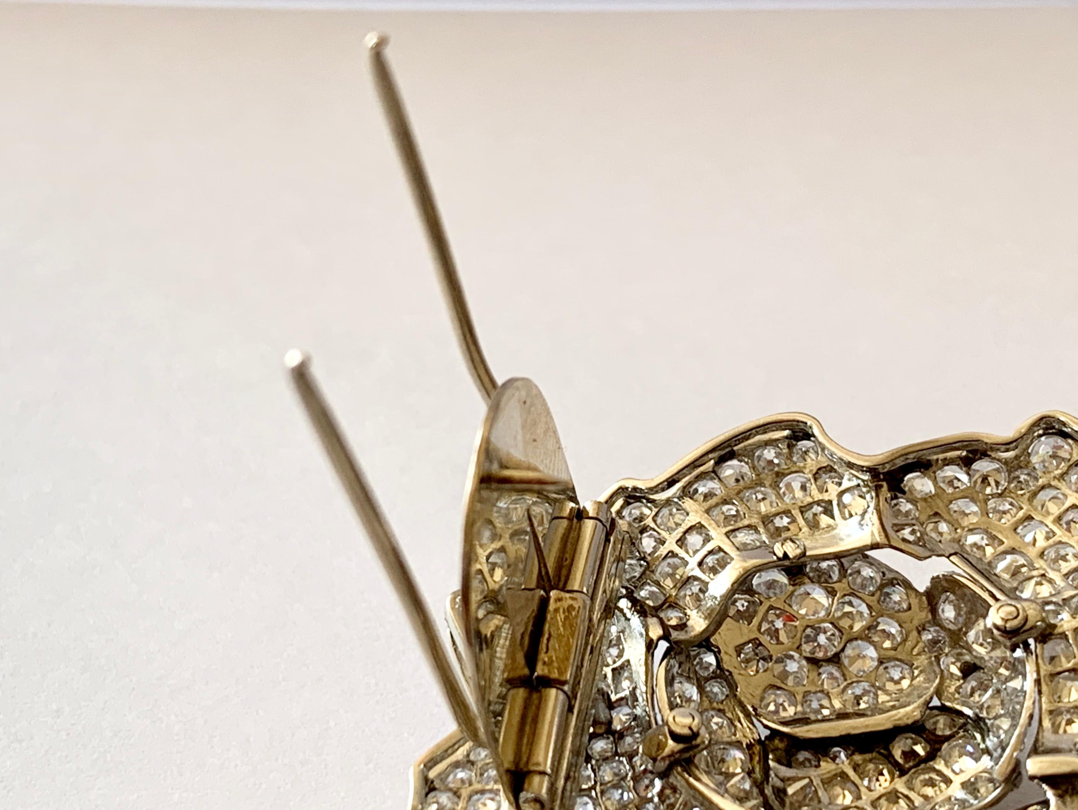 Round Cut Elegant 1940 Vintage Diamond Flower Clip Brooch in Platinum