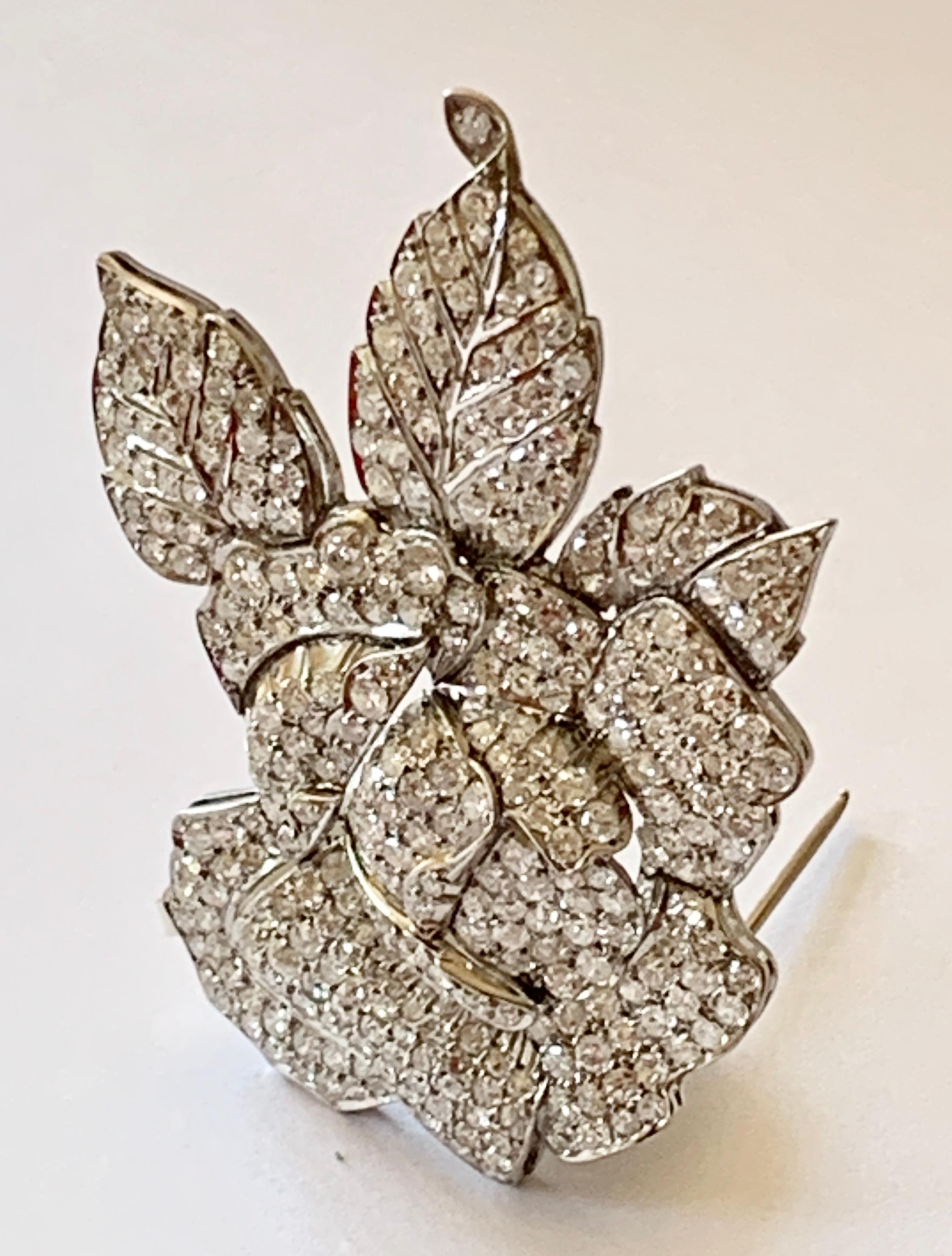 Elegant 1940 Vintage Diamond Flower Clip Brooch in Platinum In Good Condition In Zurich, Zollstrasse