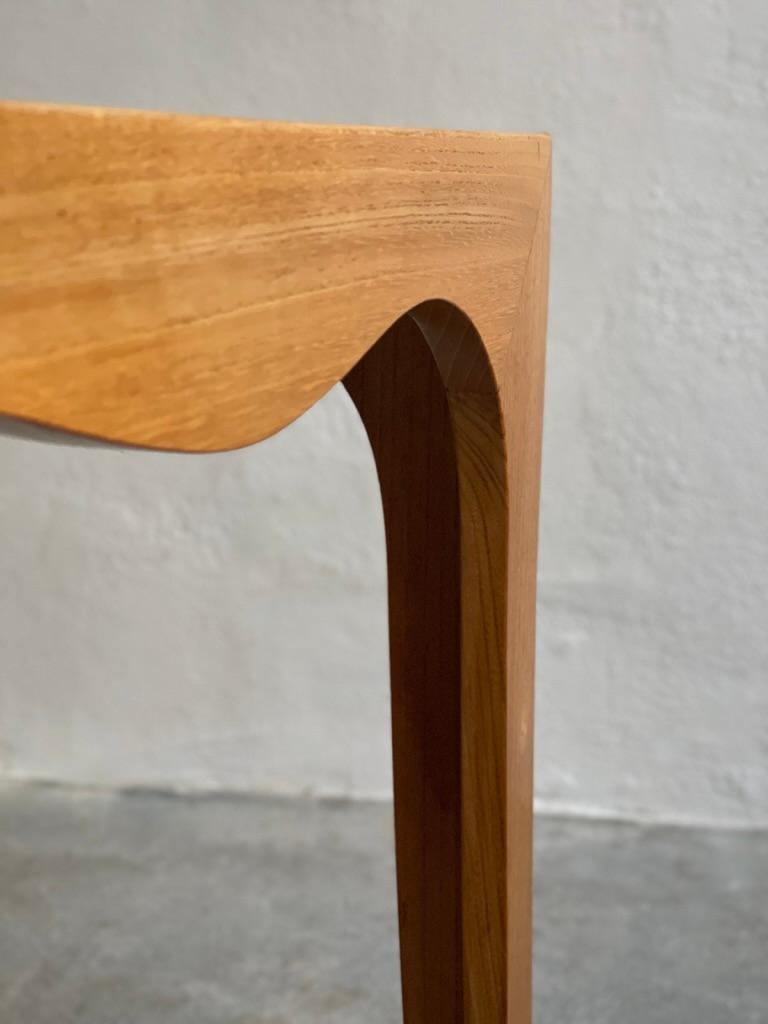 Élégante table basse des années 1940 par un ébéniste moderne danois en orme et bois dur. en vente 2