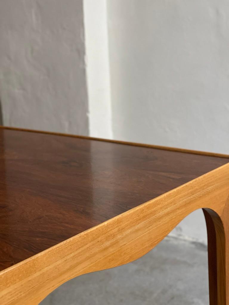 Élégante table basse des années 1940 par un ébéniste moderne danois en orme et bois dur. en vente 3