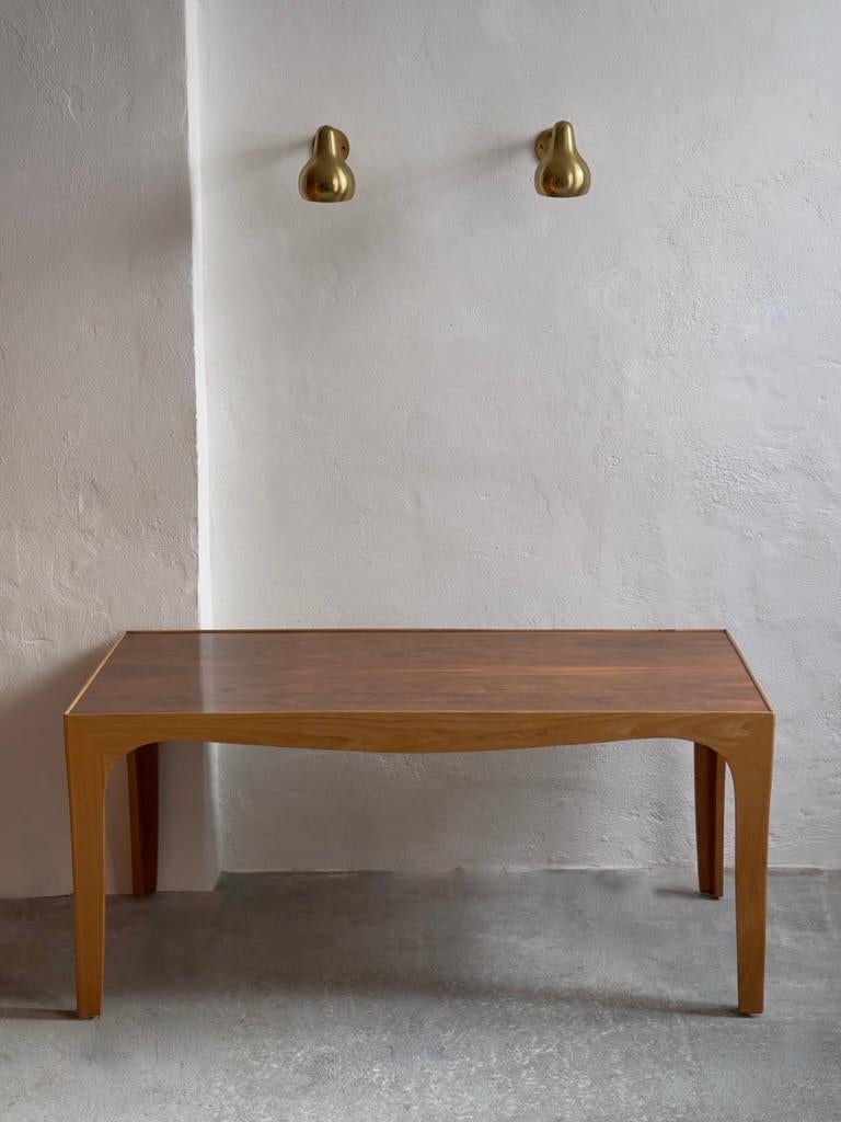 Élégante table basse des années 1940 par un ébéniste moderne danois en orme et bois dur. en vente 5
