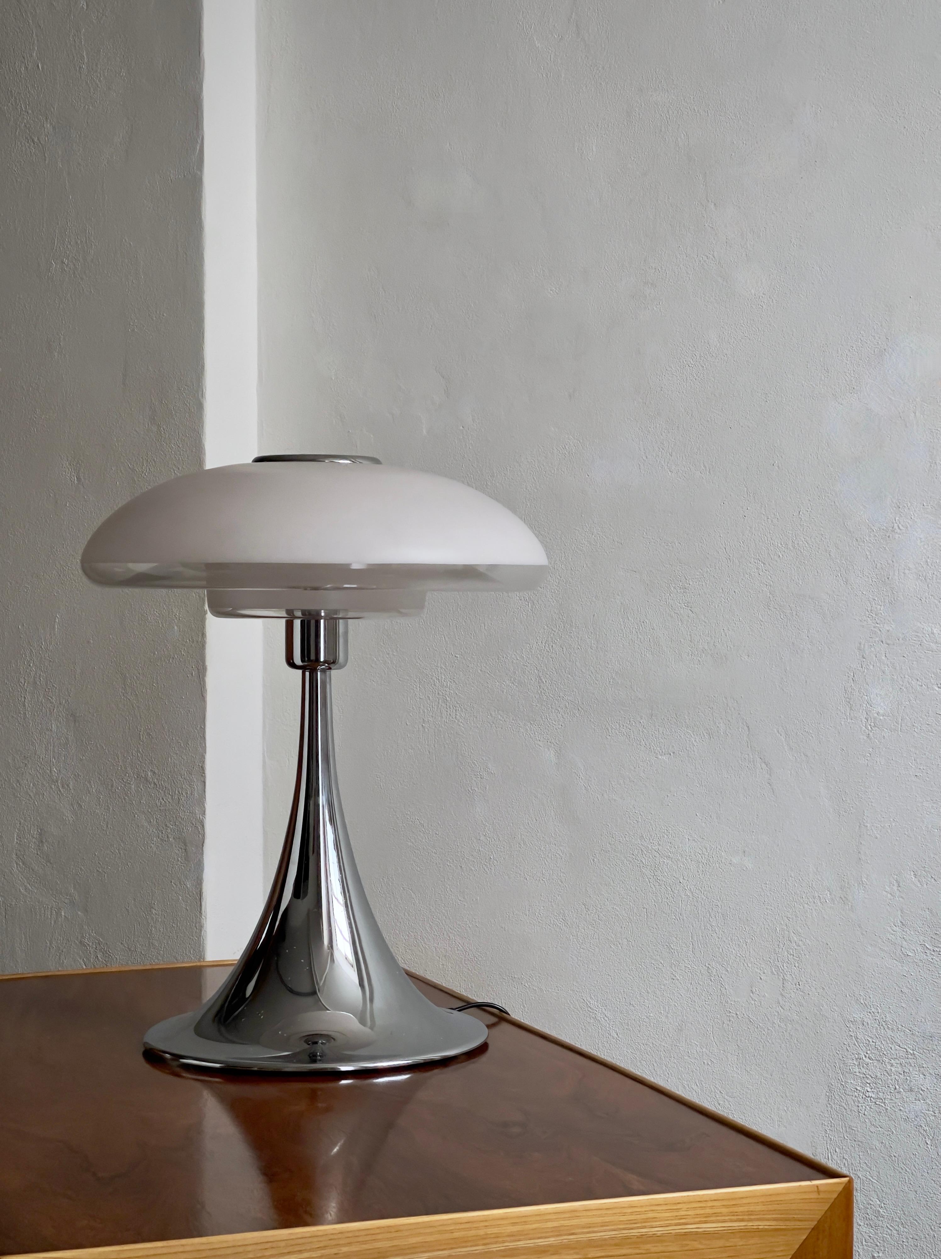 Elegant 1940s coffee table by Danish modern cabinet maker in elm and hardwood. For Sale 8