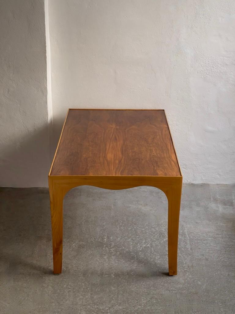 Scandinave moderne Élégante table basse des années 1940 par un ébéniste moderne danois en orme et bois dur. en vente