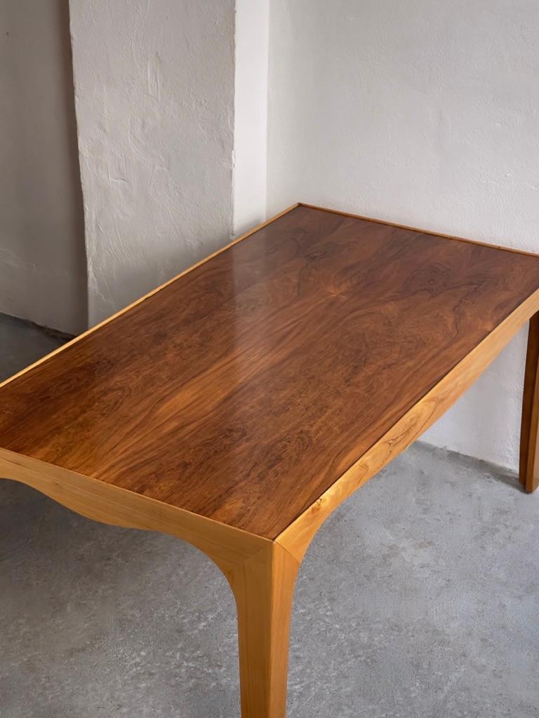 Hand-Crafted Elegant 1940s coffee table by Danish modern cabinet maker in elm and hardwood. For Sale