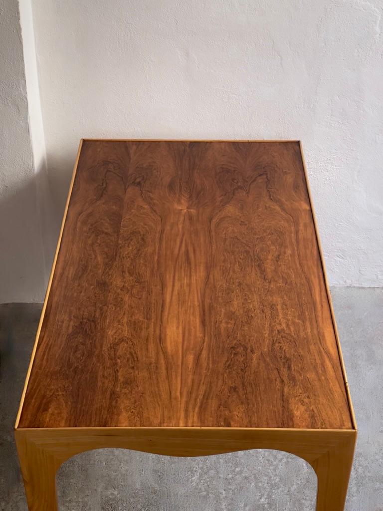 Elegant 1940s coffee table by Danish modern cabinet maker in elm and hardwood. In Good Condition For Sale In København K, 84