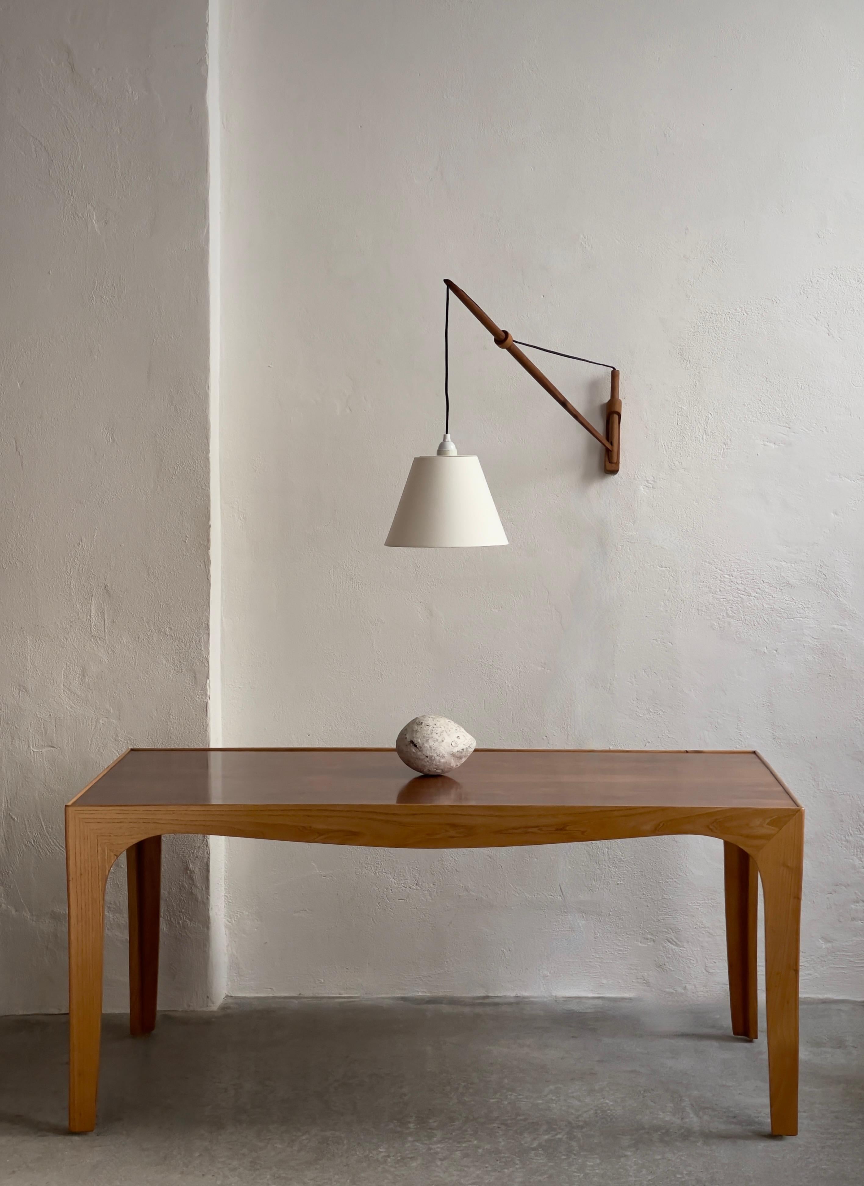 Élégante table basse des années 1940 par un ébéniste moderne danois en orme et bois dur. Bon état - En vente à København K, 84