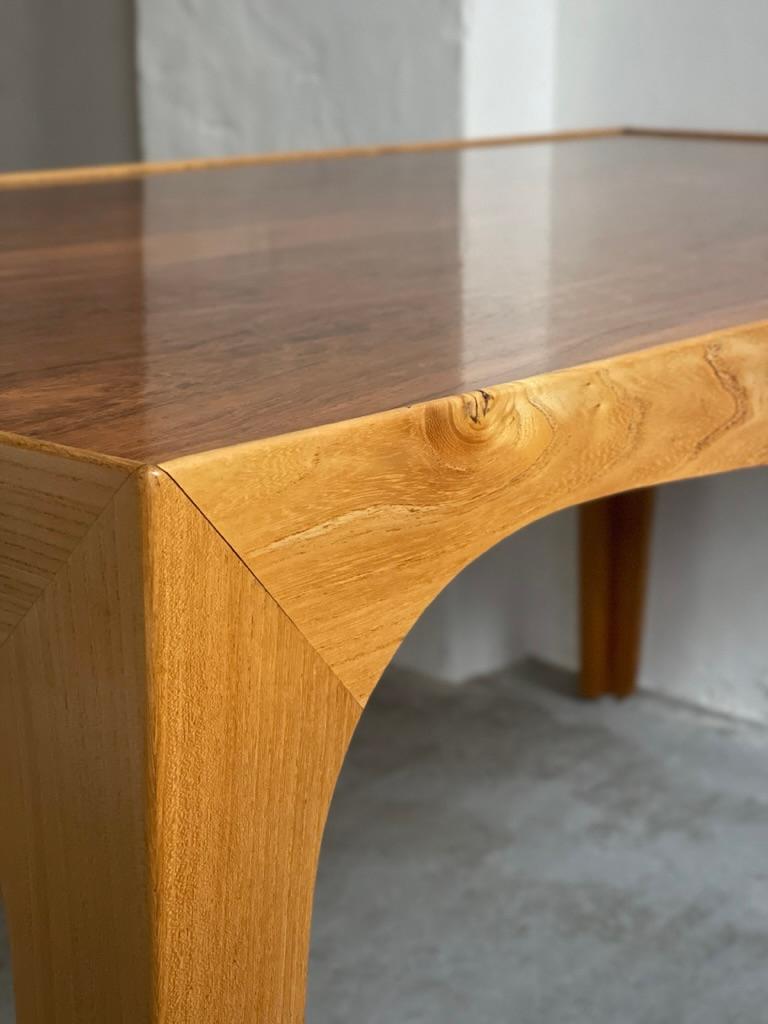 Eleganter Couchtisch aus den 1940er Jahren von einem modernen dänischen Tischler aus Ulme und Hartholz. im Zustand „Gut“ im Angebot in København K, 84
