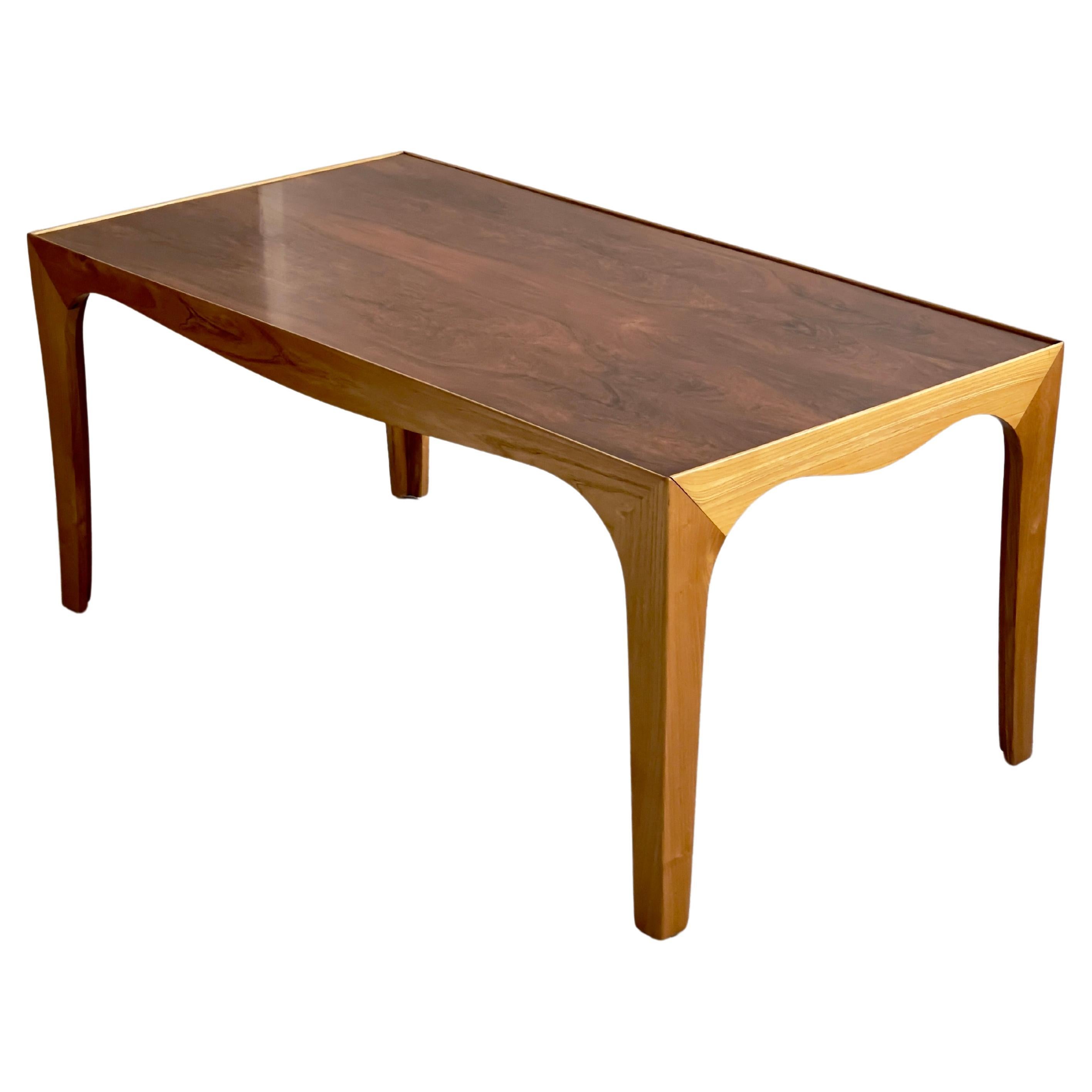 Cette élégante table basse des années 1940 fabriquée par un ébéniste danois moderne représente une fusion remarquable de l'artisanat, du design et des matériaux caractéristiques du mobilier danois du milieu du XXe siècle.

La finition de la surface